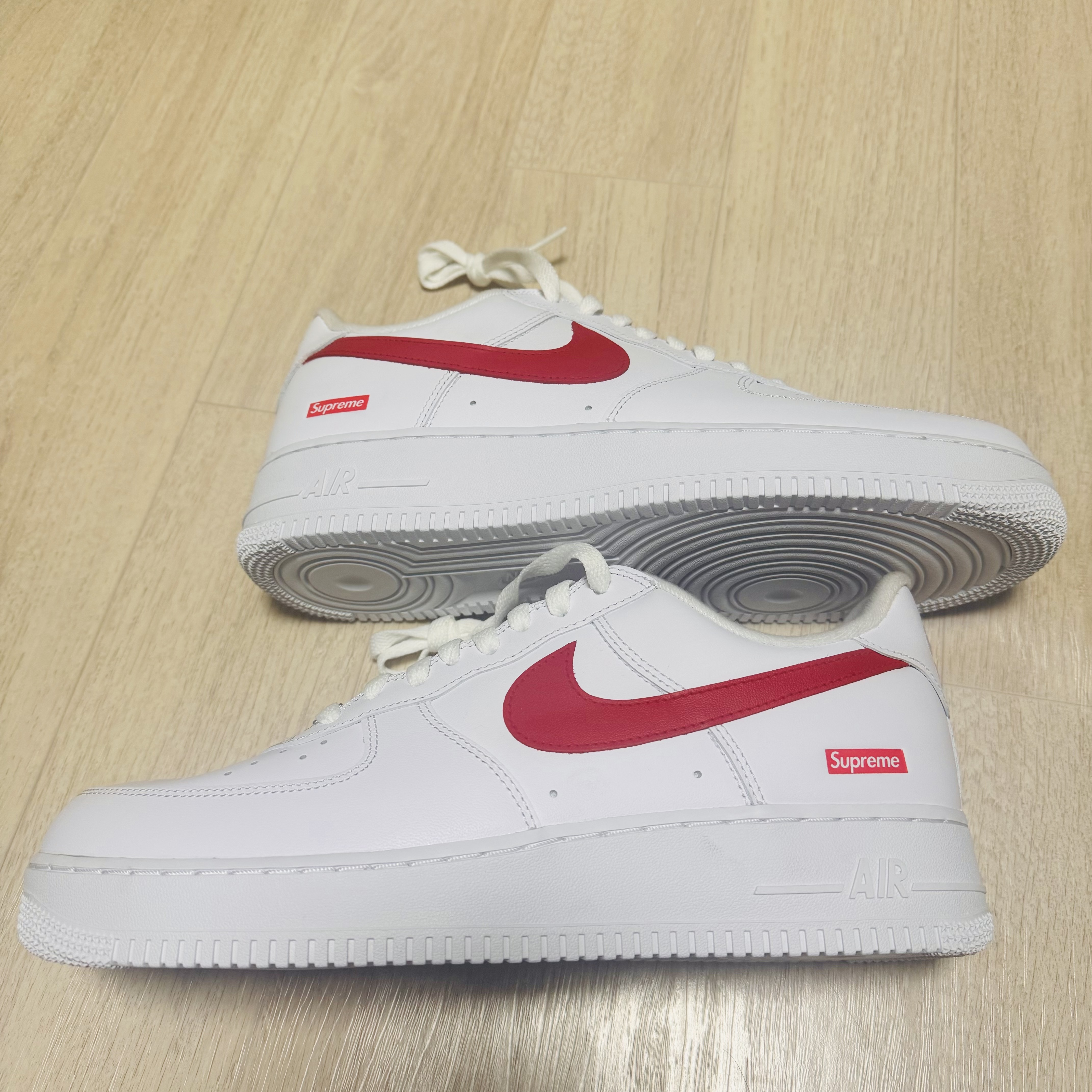 Nike x Supreme Air Force 1 Low White, Nike x Supreme Air Force 1 Low White Speed Red - Shanghai Store Exclusive 착용 스타일 - 2