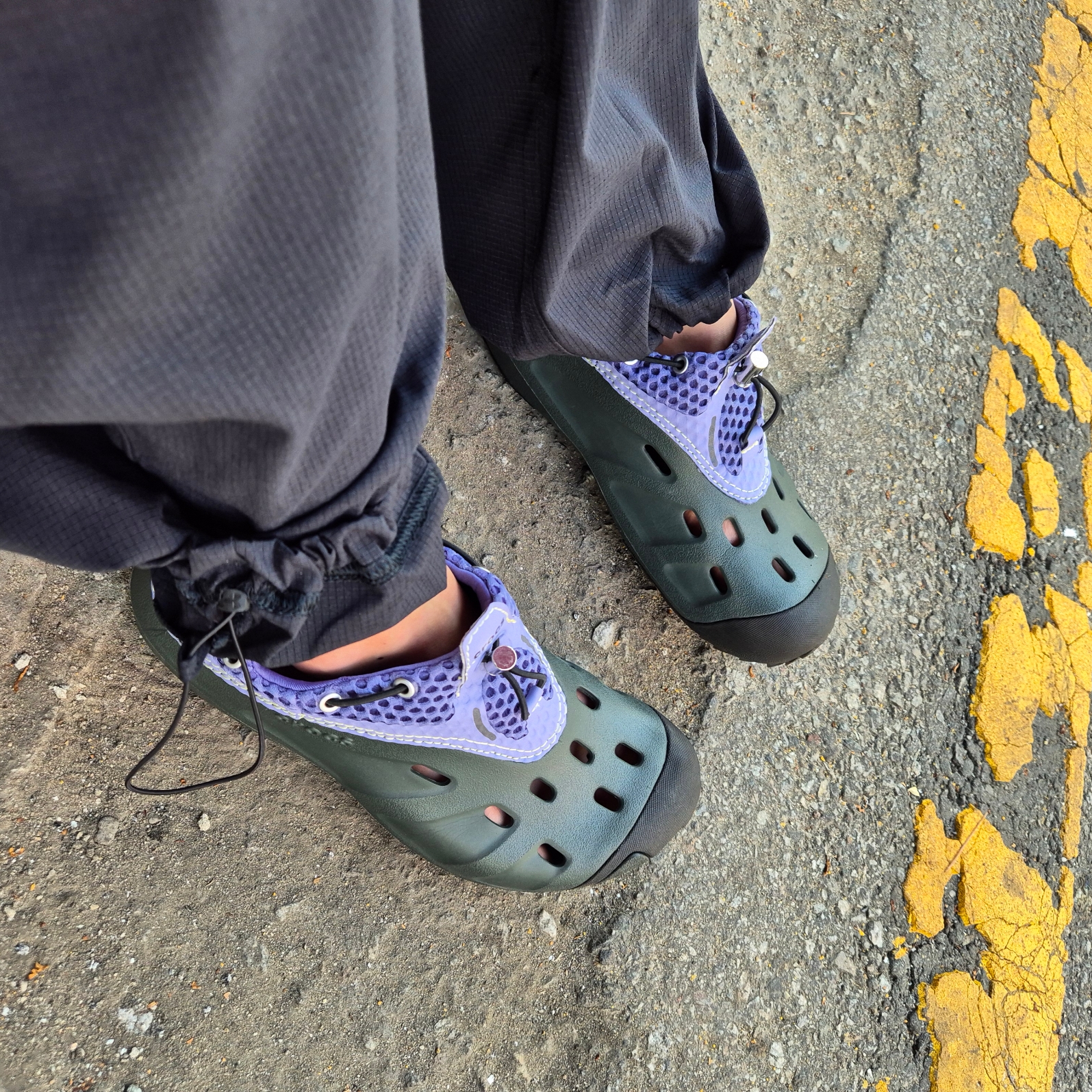 Crocs x Marmot Capital Quick Trail Low Kelp 착용 스타일
