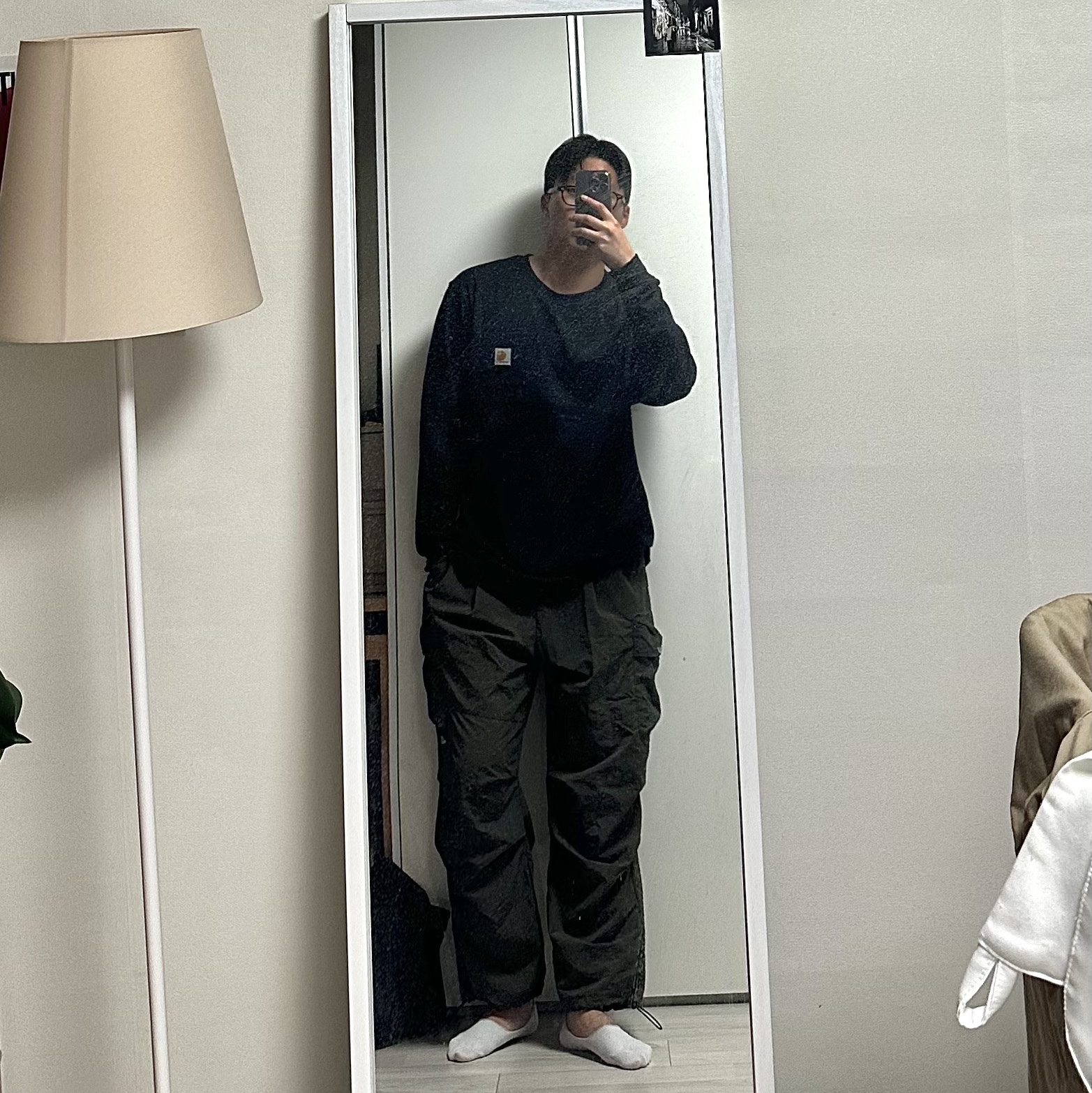 Carhartt Loose Fit Heavyweight Regular Long Sleeve Pocket T-Shirt Black 착용 스타일