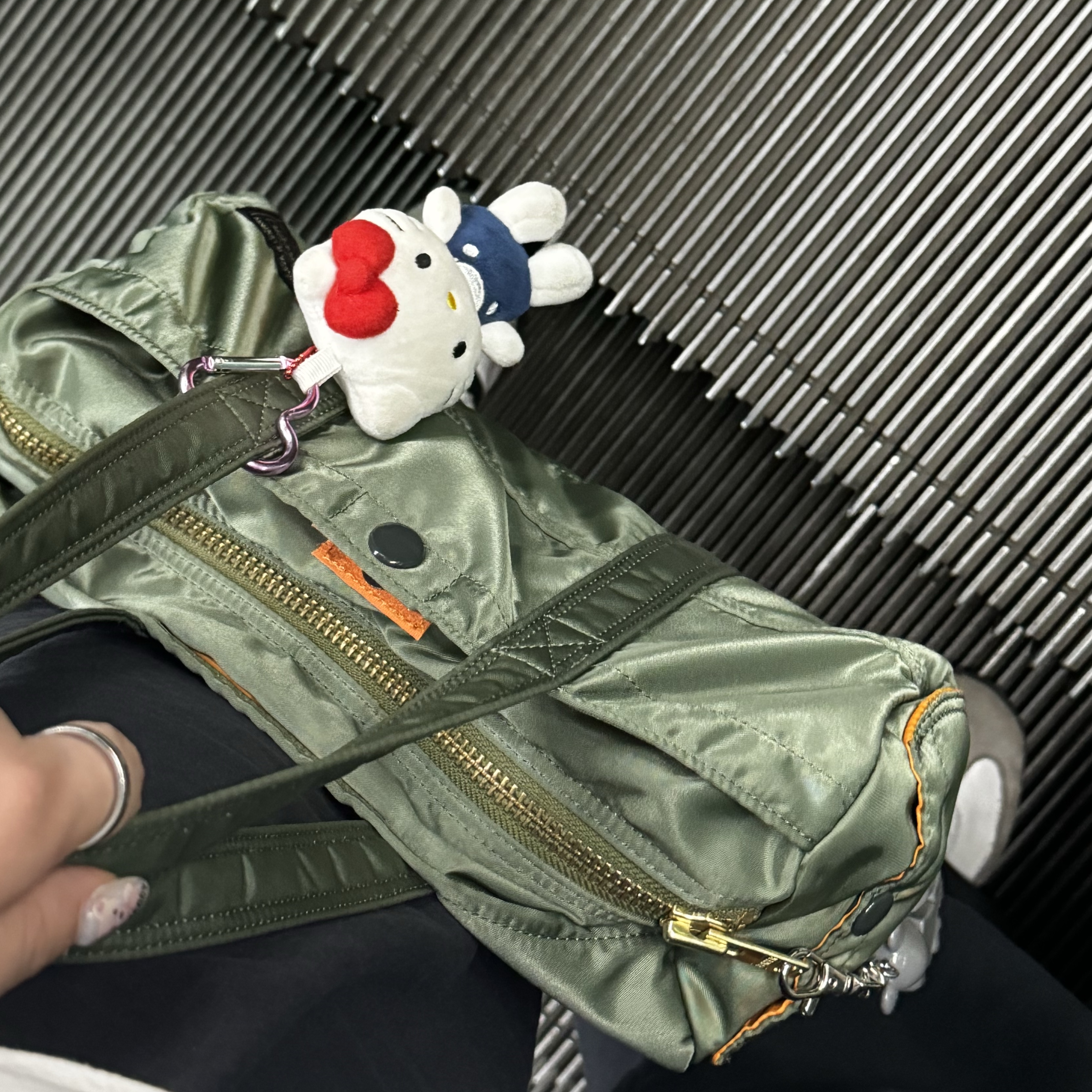 Porter Tanker Duffle Bag S Sage Green 착용 스타일