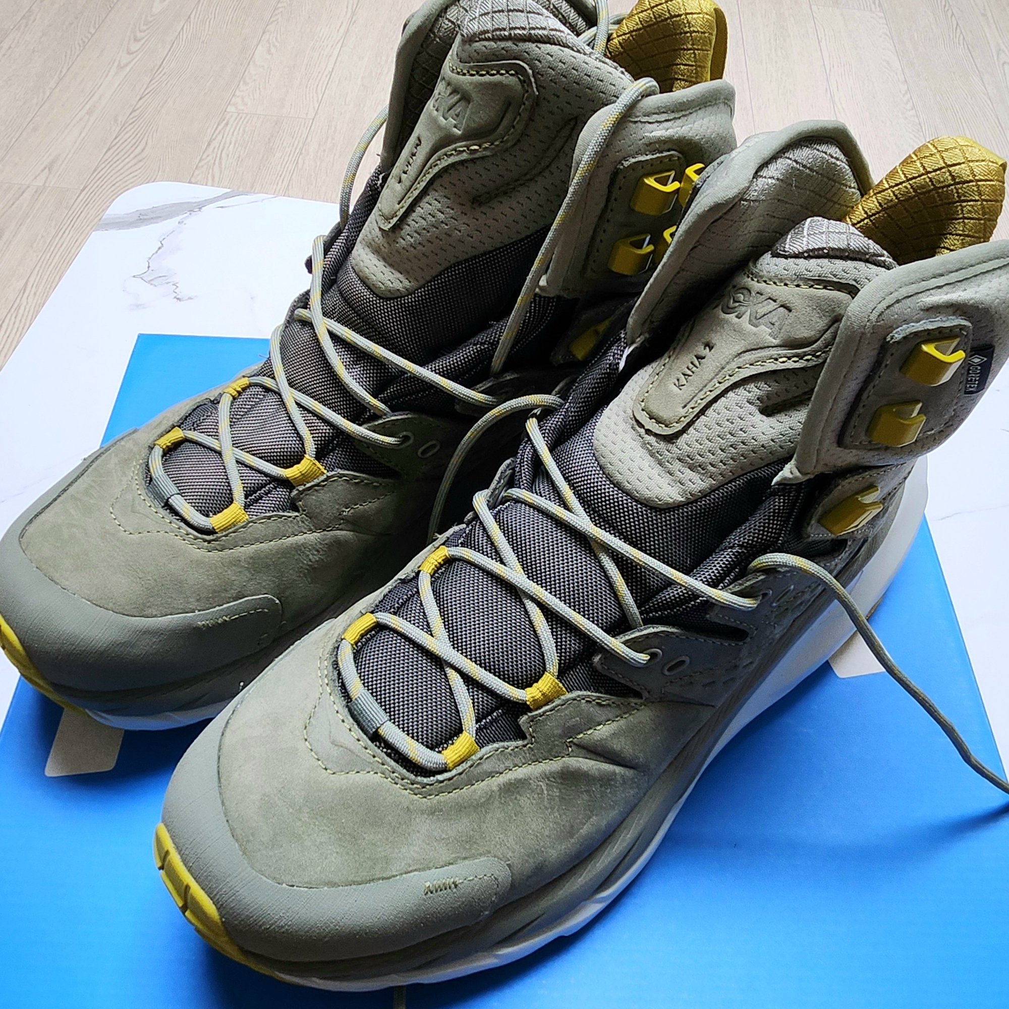 Hoka Kaha 2 Gore-Tex Olive Haze Mercury 착용 스타일