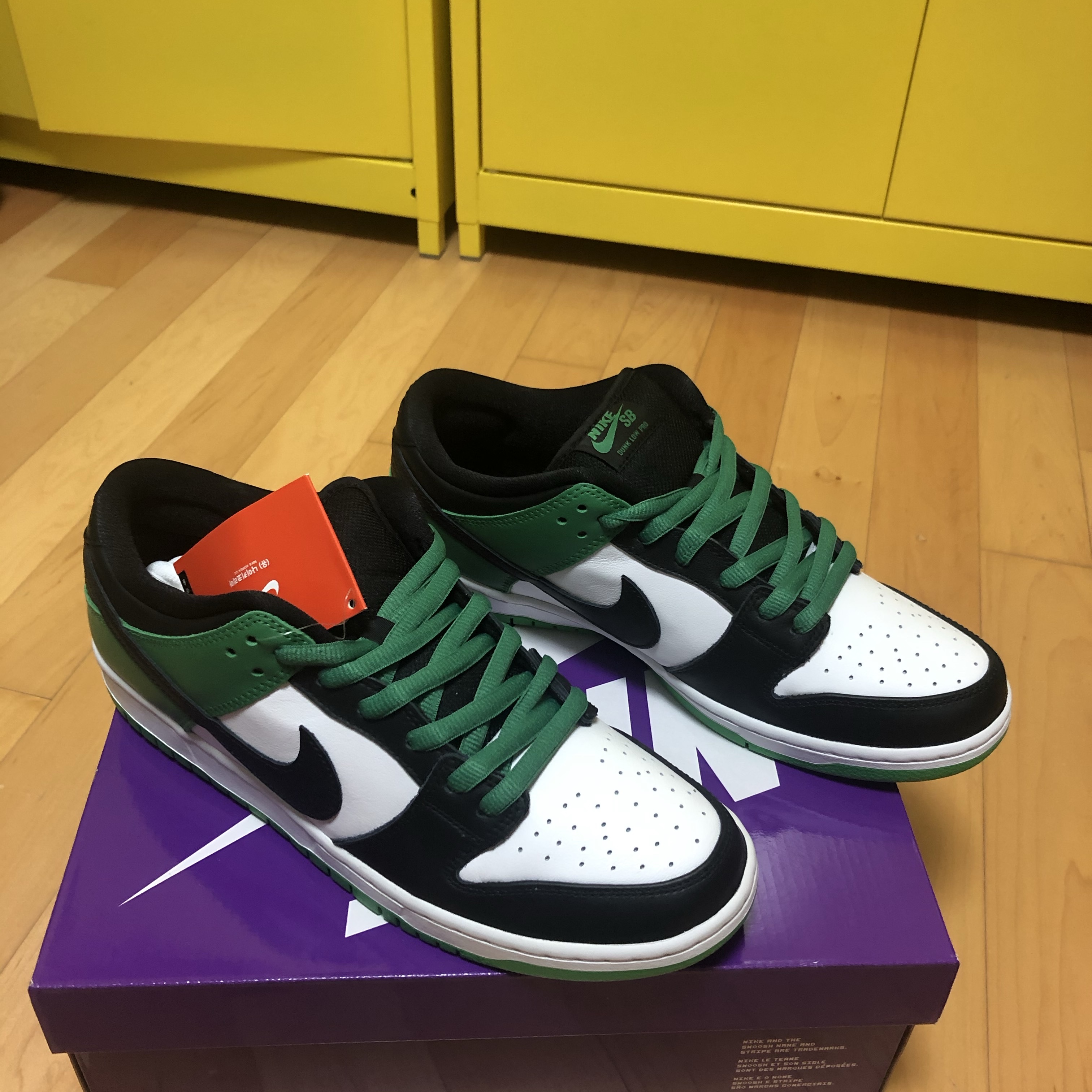 Nike SB Dunk Low Pro Black and Classic Green 착용 스타일