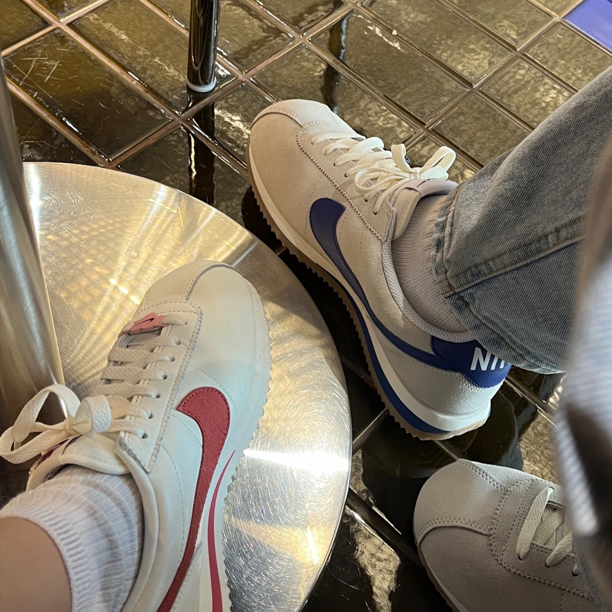 (W) Nike Cortez Athletic Department Pale Ivory Deep Royal Blue, (W) Nike Cortez SE Valentine Day Sail Adobe 착용 스타일 - 1