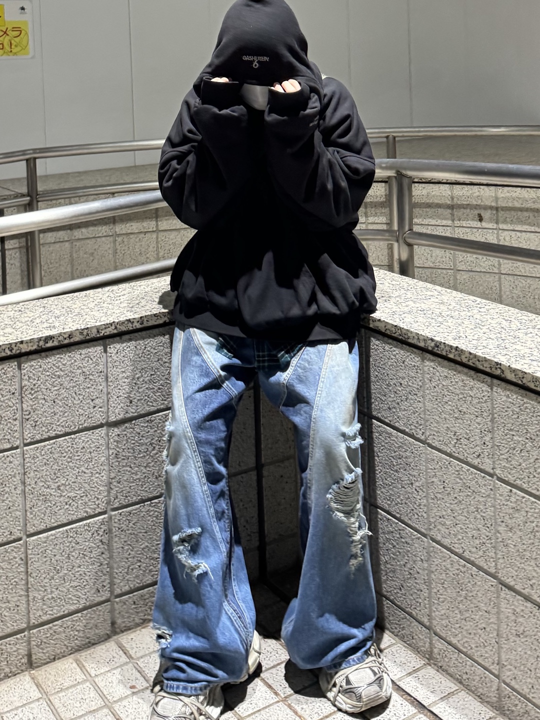 Civision by CSC Vision Distressed Denim Pants Washed Blue, Civision by CSC Core Logo T-Shirt Black 착용 스타일 - 2
