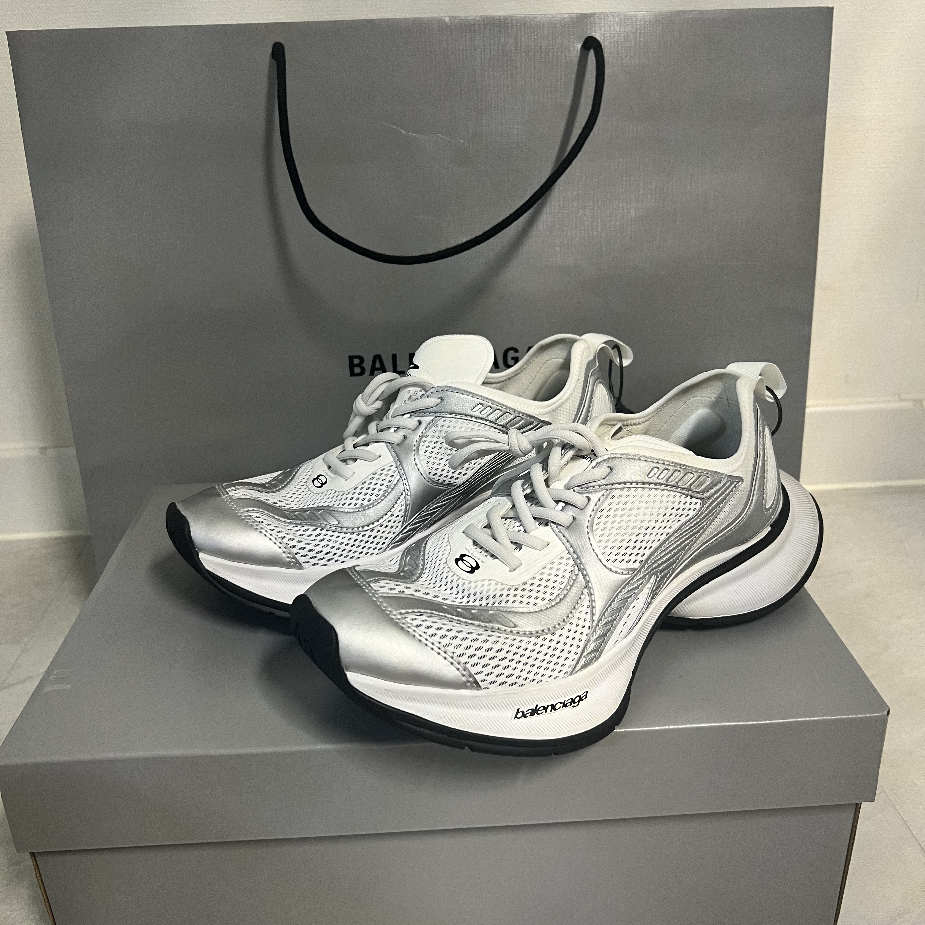 Balenciaga Circuit Sneaker White Silver 착용 스타일 - 1