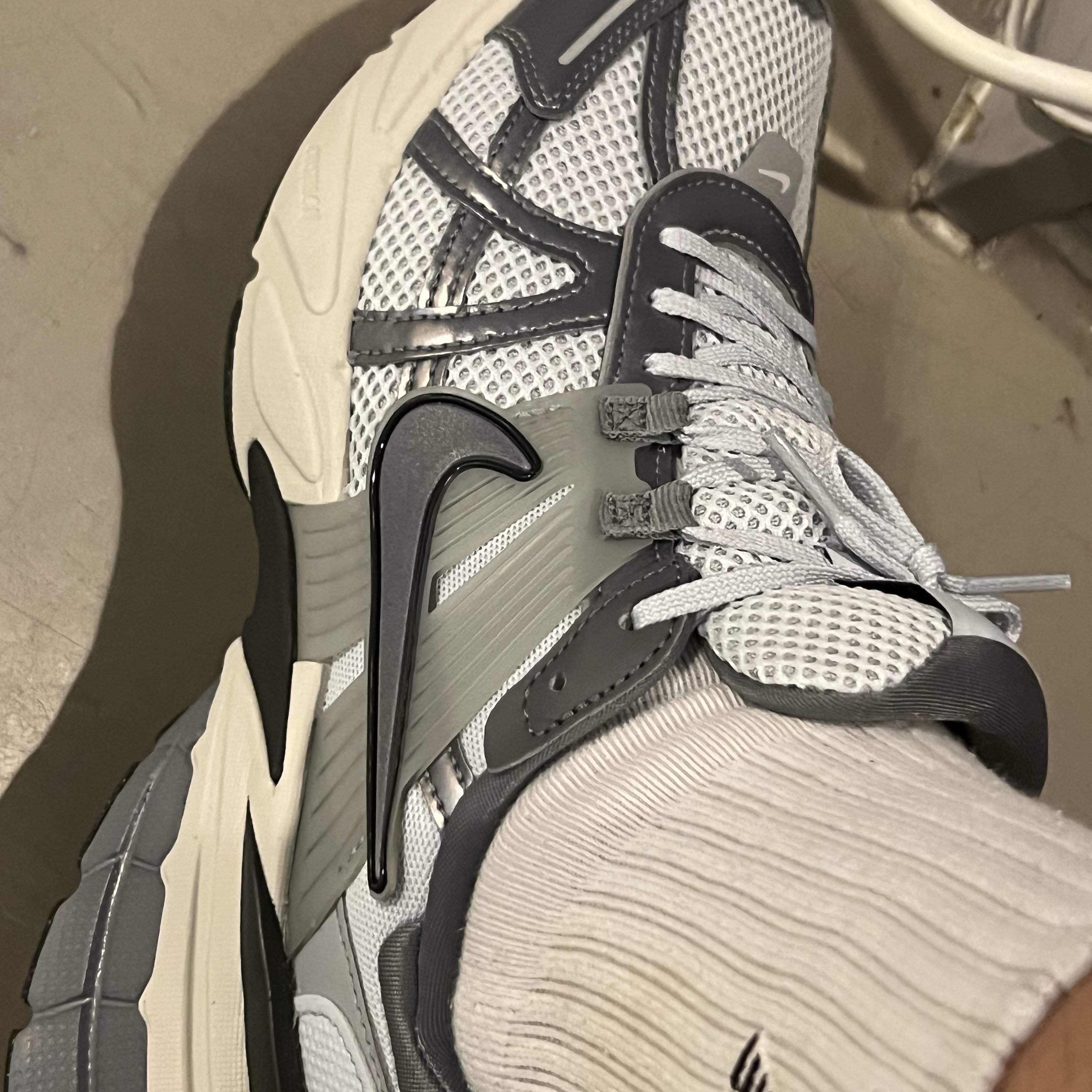 Nike V2K Run Pure Platinum Wolf Grey 착용 스타일
