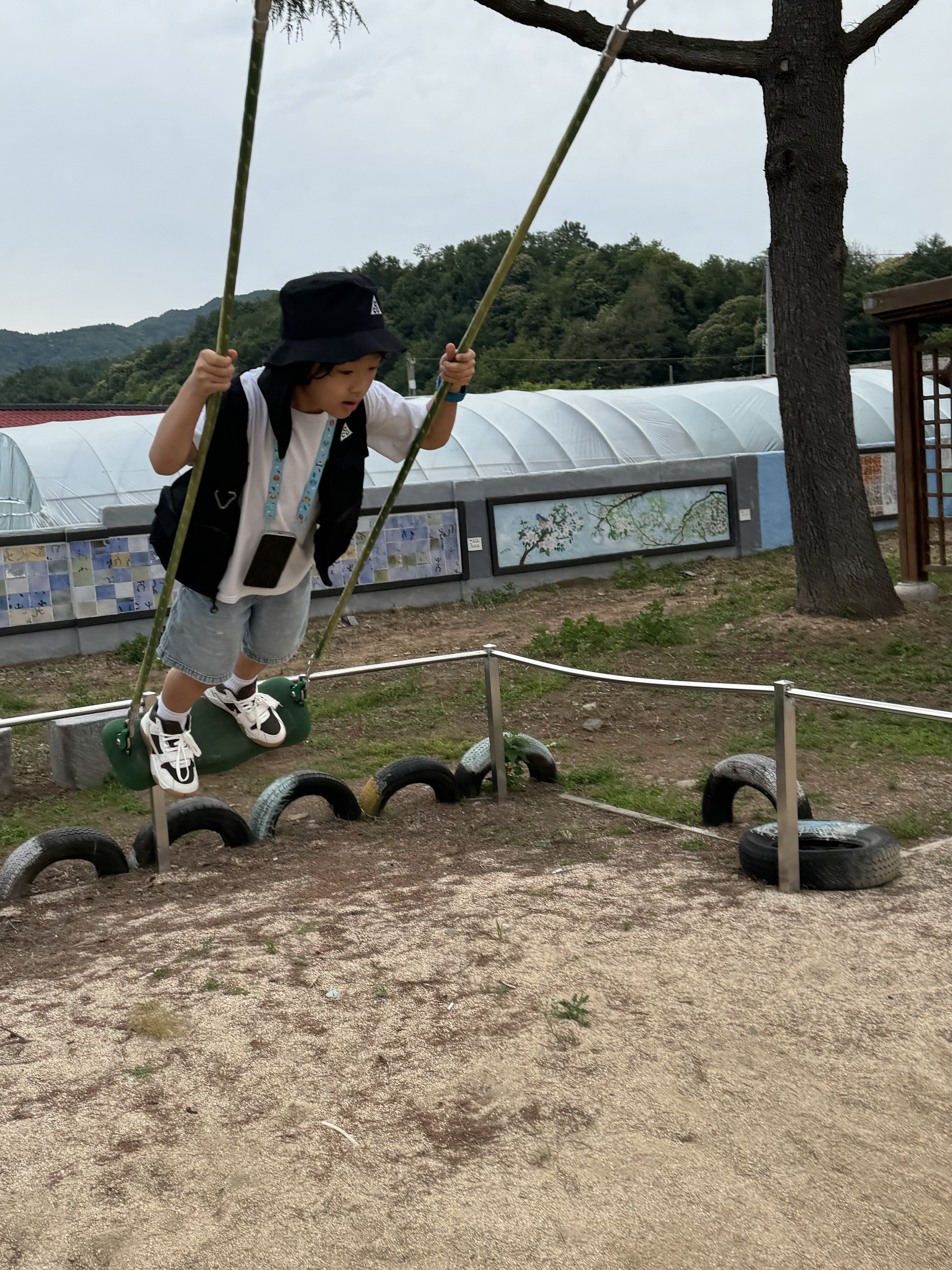 (PS) Jordan x Travis Scott Jumpman Jack TR Sail and Dark Mocha, (Kids) Nike ACG Utility Vest Black 착용 스타일 - 3