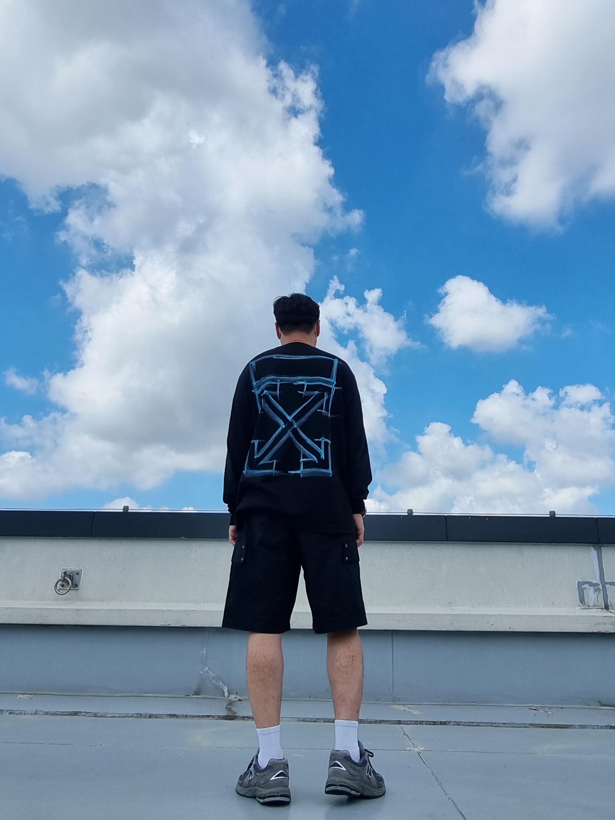 Off-White Marker Arrow Skate L/S T-Shirt Black, New Balance 2002R Gray 착용 스타일 - 1