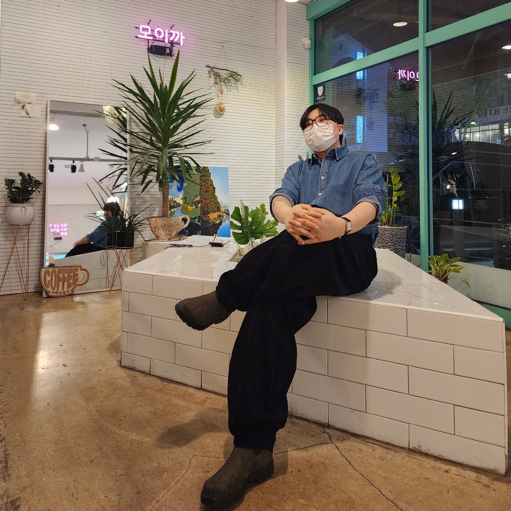 BLUNDSTONE Classics 585 Chelsea Boots Rustic Brown, Gentle Monster Jeff 01 Black 착용 스타일 - 7