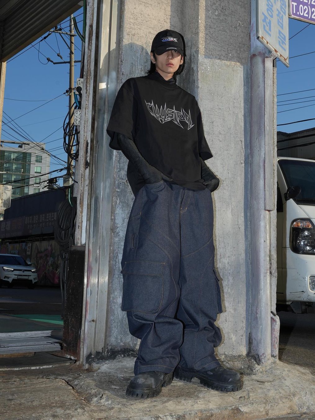 [KREAM 단독] Civision by CSC Cycles Raw Cargo Denim Pants, Civision by CSC City Lives 81 T-Shirt Navy 착용 스타일 - 6