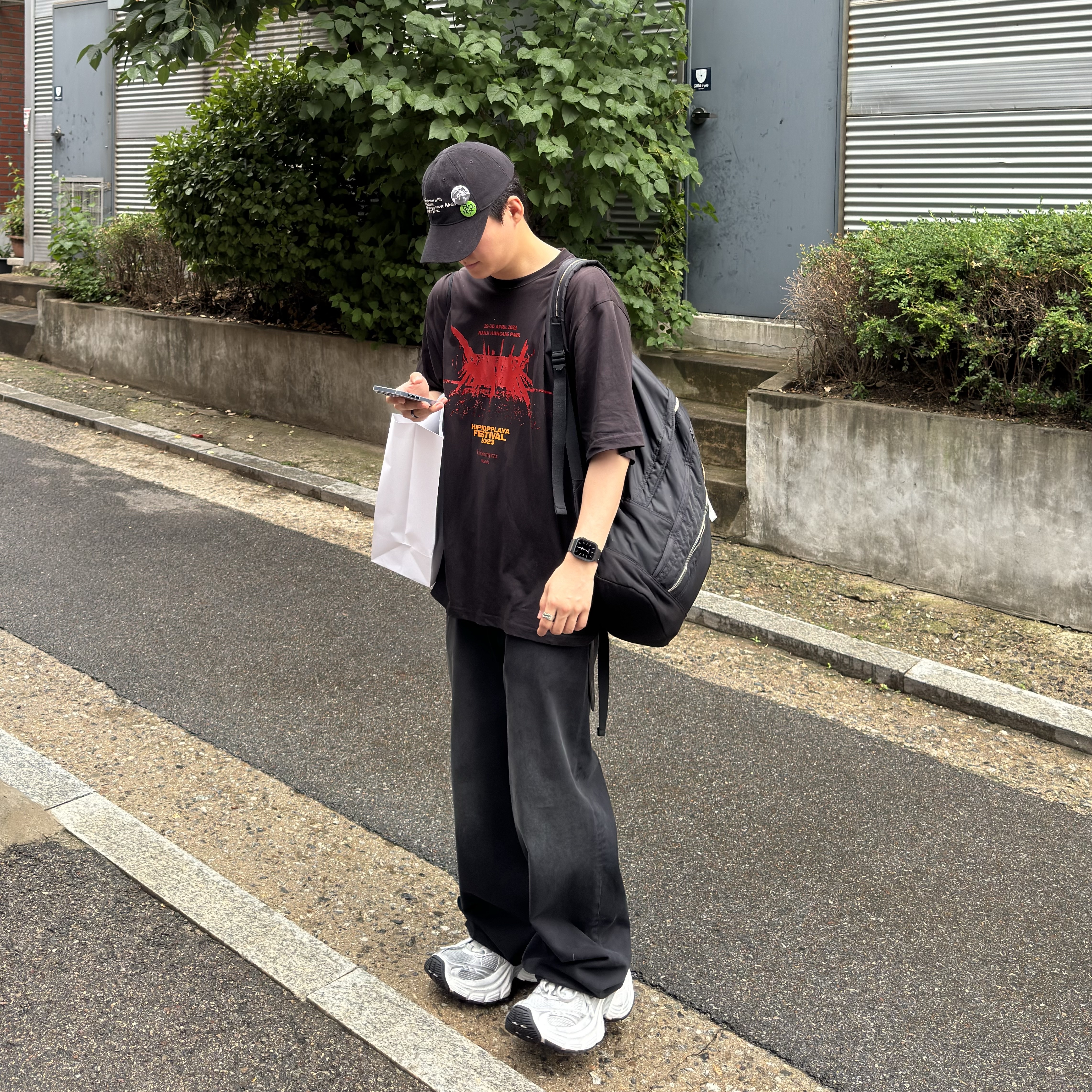 Balenciaga Denim Size Sticker Baggy Pants in Black, Farfromwhat Far Zipper Ripstop Backpack Black 착용 스타일 - 1