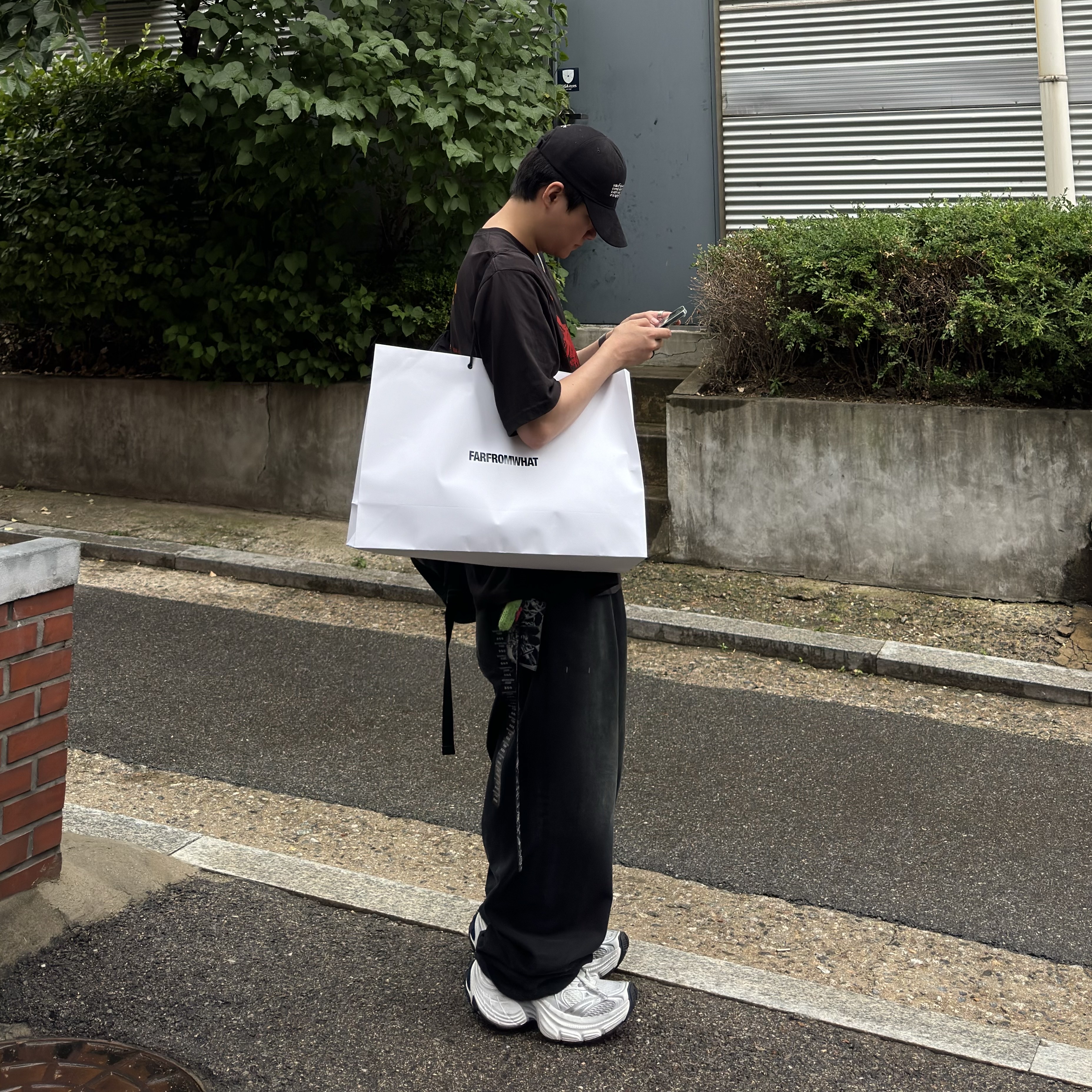 Balenciaga Denim Size Sticker Baggy Pants in Black, Farfromwhat Far Zipper Ripstop Backpack Black 착용 스타일 - 3