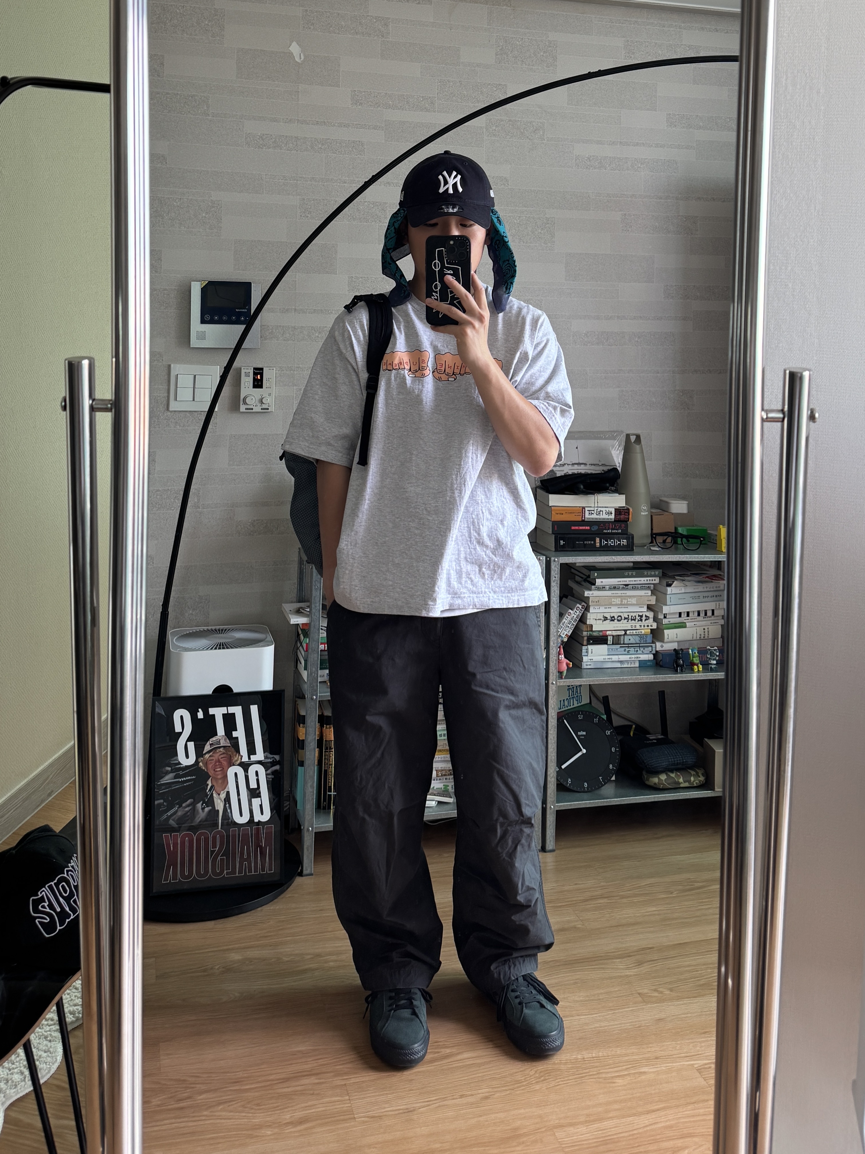 New Era x MoMA New York Yankees Cap Navy 착용 스타일