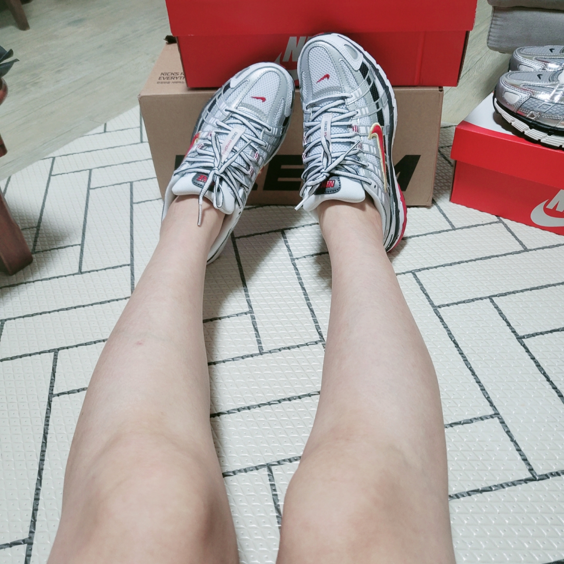 (W) Nike P-6000 Metallic Silver Red 착용 스타일