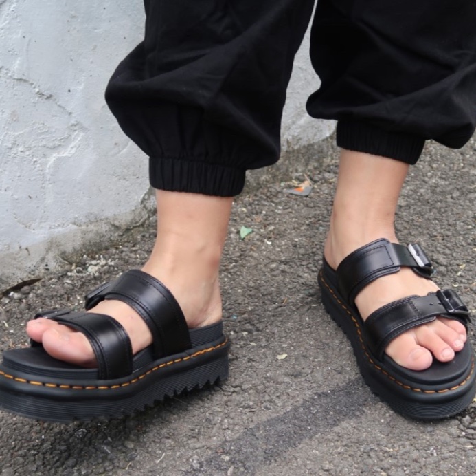 Dr. Martens Women Myles Brando Leather Buckle Slide Sandals Black 착용 스타일