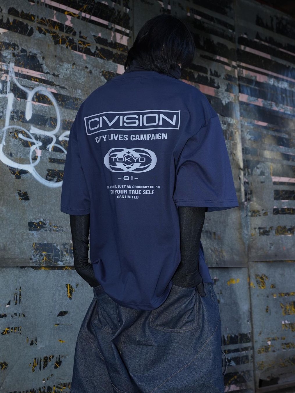 [KREAM 단독] Civision by CSC Cycles Raw Cargo Denim Pants, Civision by CSC City Lives 81 T-Shirt Navy 착용 스타일 - 3