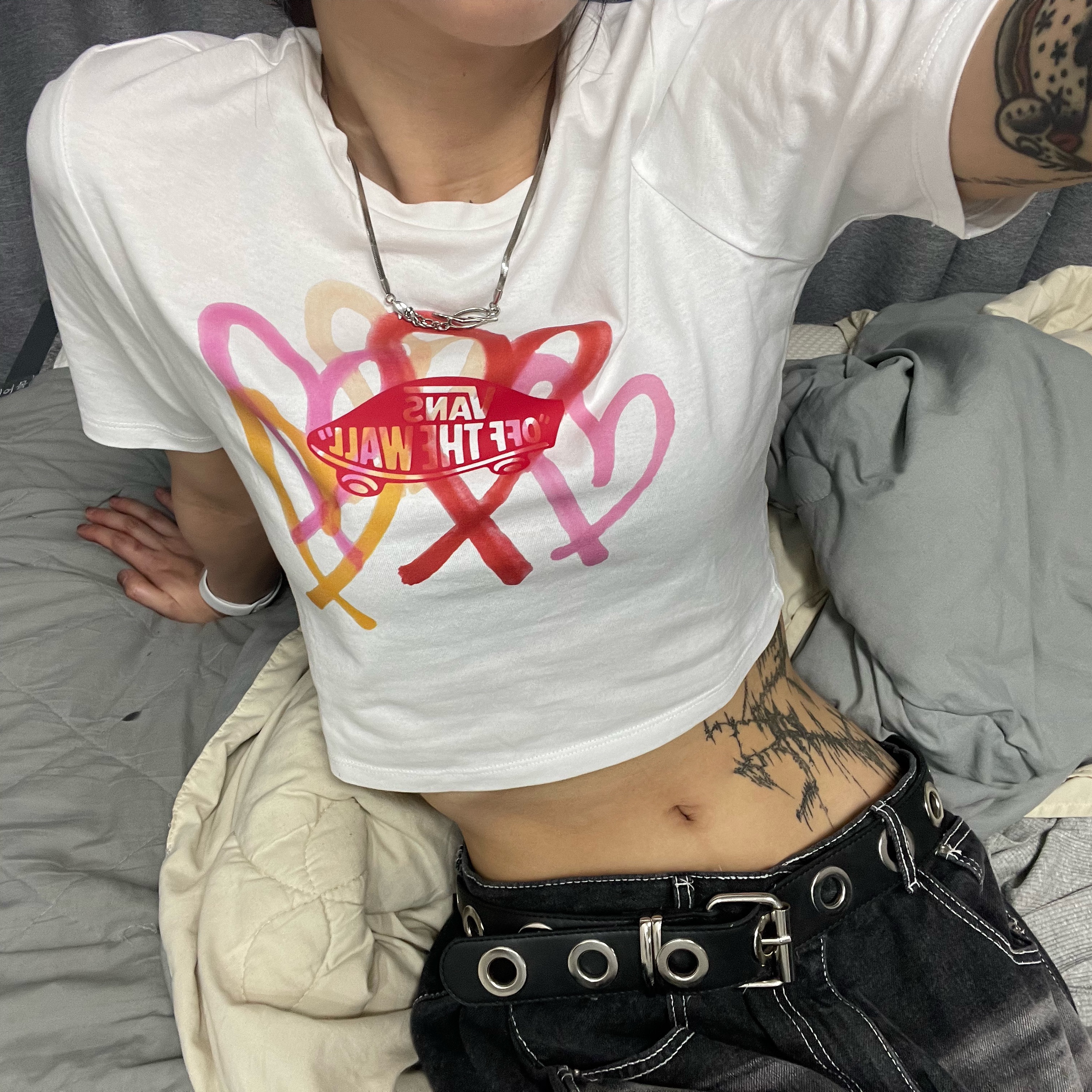 (W) Vans x The Museum Visitor Big Hearts Cropped T-Shirt White 착용 스타일