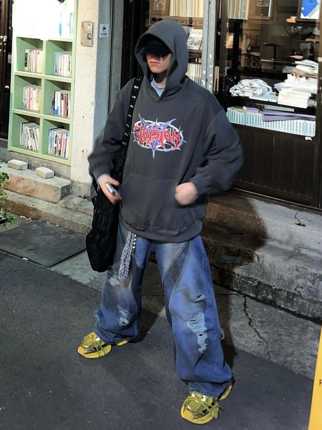 Civision by CSC Vision Distressed Denim Pants Washed Blue, Civision by CSC Core Logo T-Shirt Black 착용 스타일 - 5