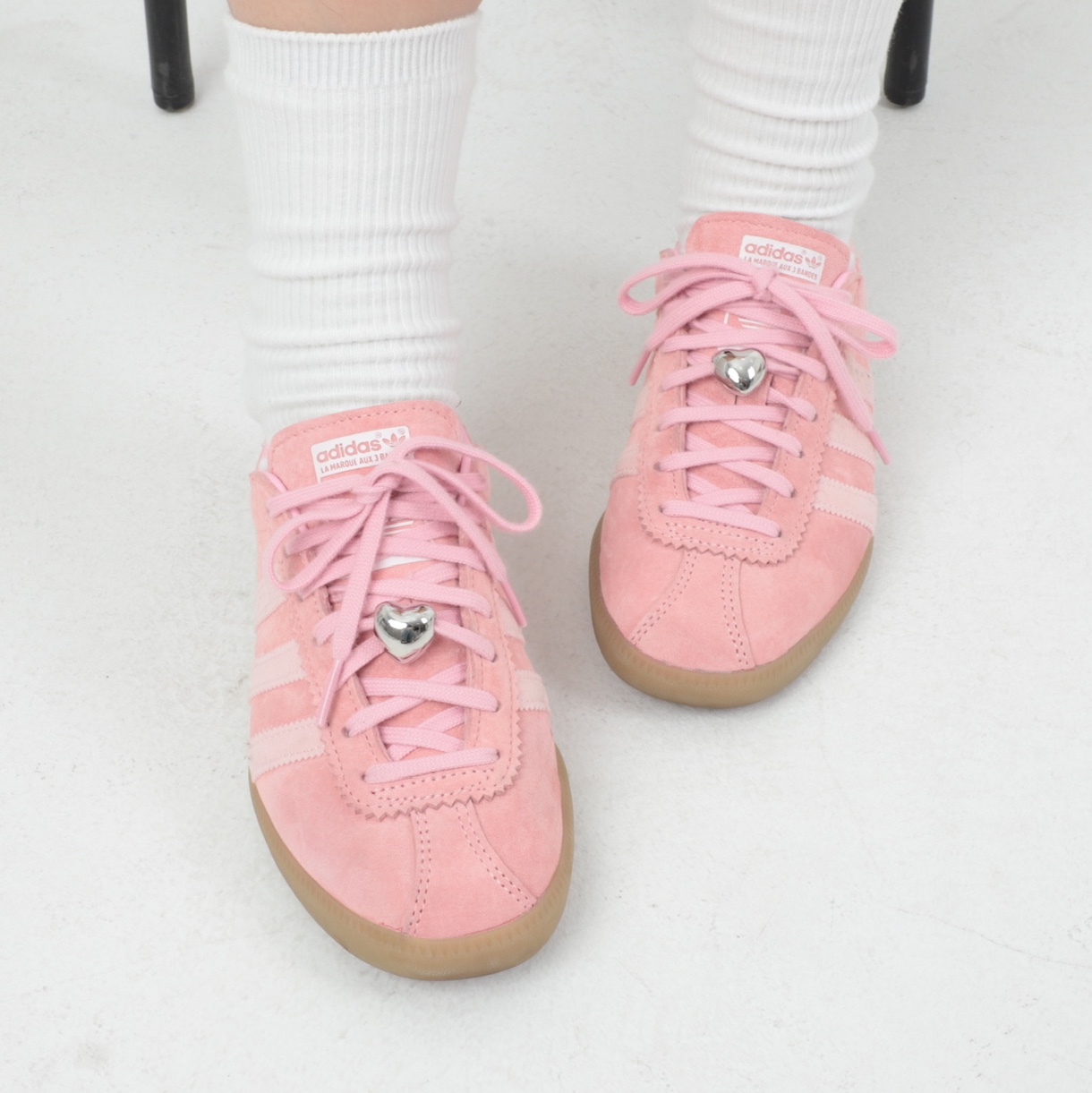 Adidas Bermuda Glow Pink 착용 스타일 - 3