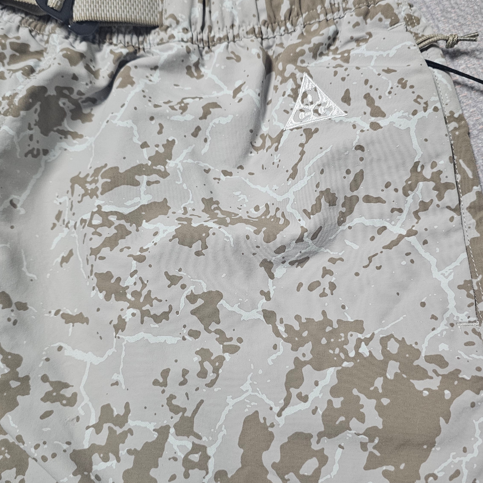 Nike ACG Print Trail Shorts Light Iron Ore - Asia 착용 스타일 - 5