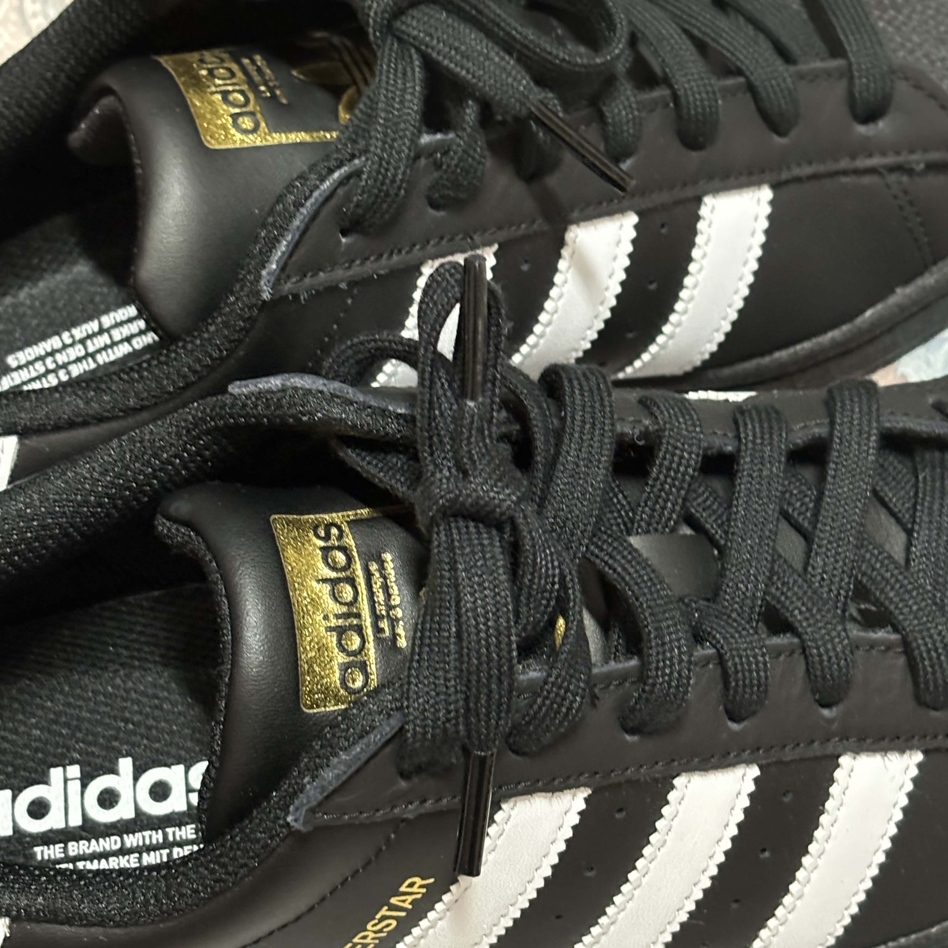 Adidas Superstar Core Black White 착용 스타일