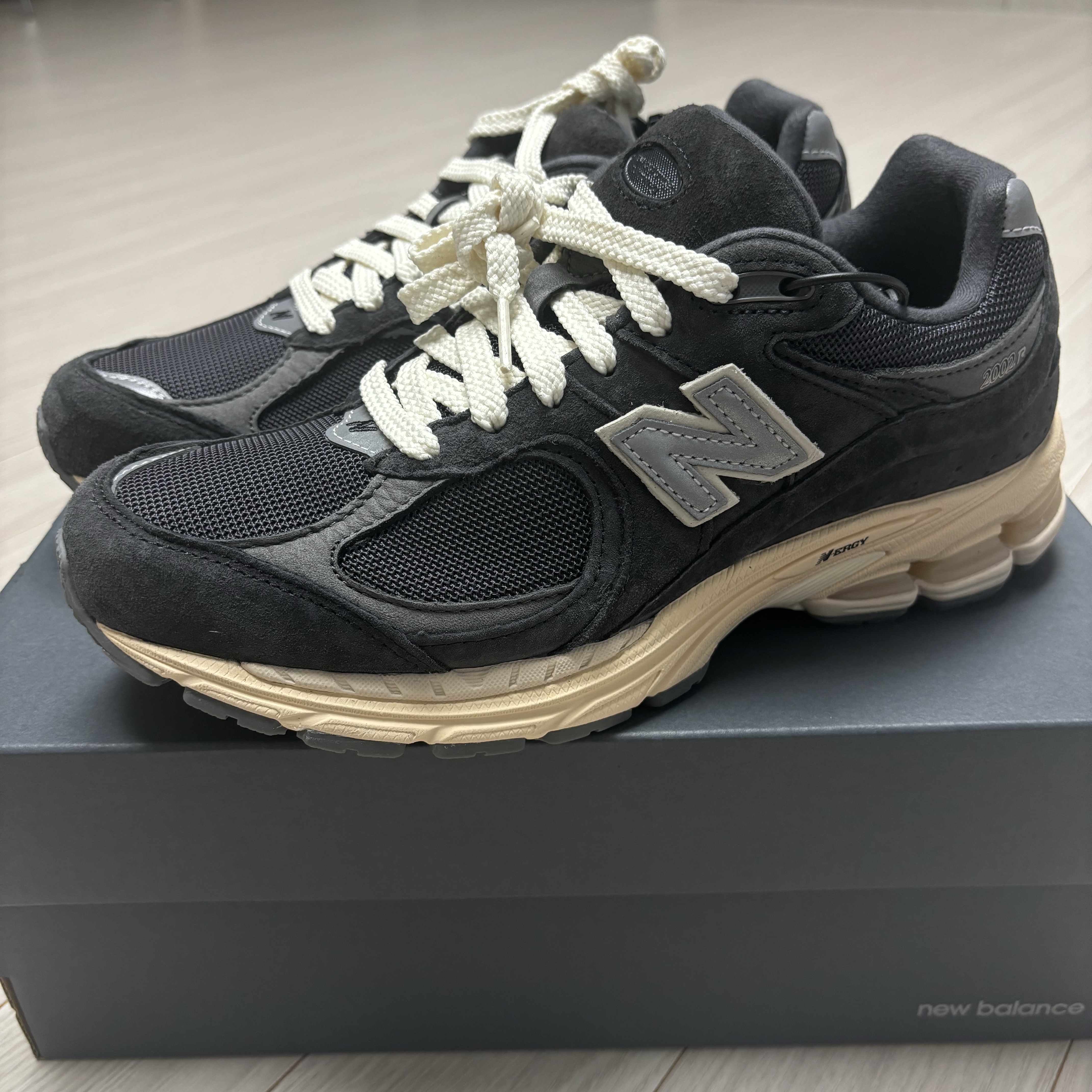 New Balance 2002R Special Vintage Black Grey 착용 스타일