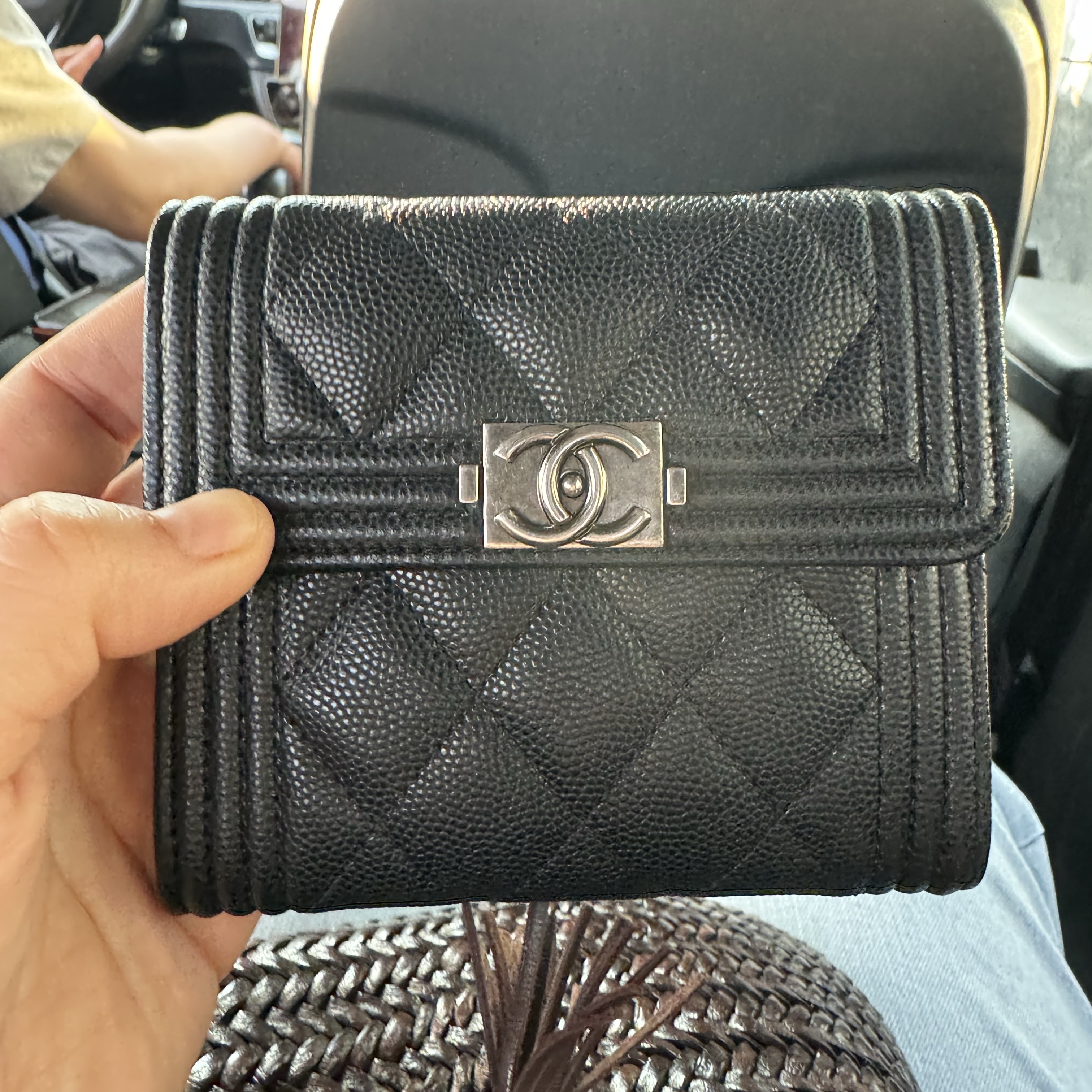 Chanel Boy Chanel Small Flap Wallet Grained Calfskin & Ruthenium Black 착용 스타일