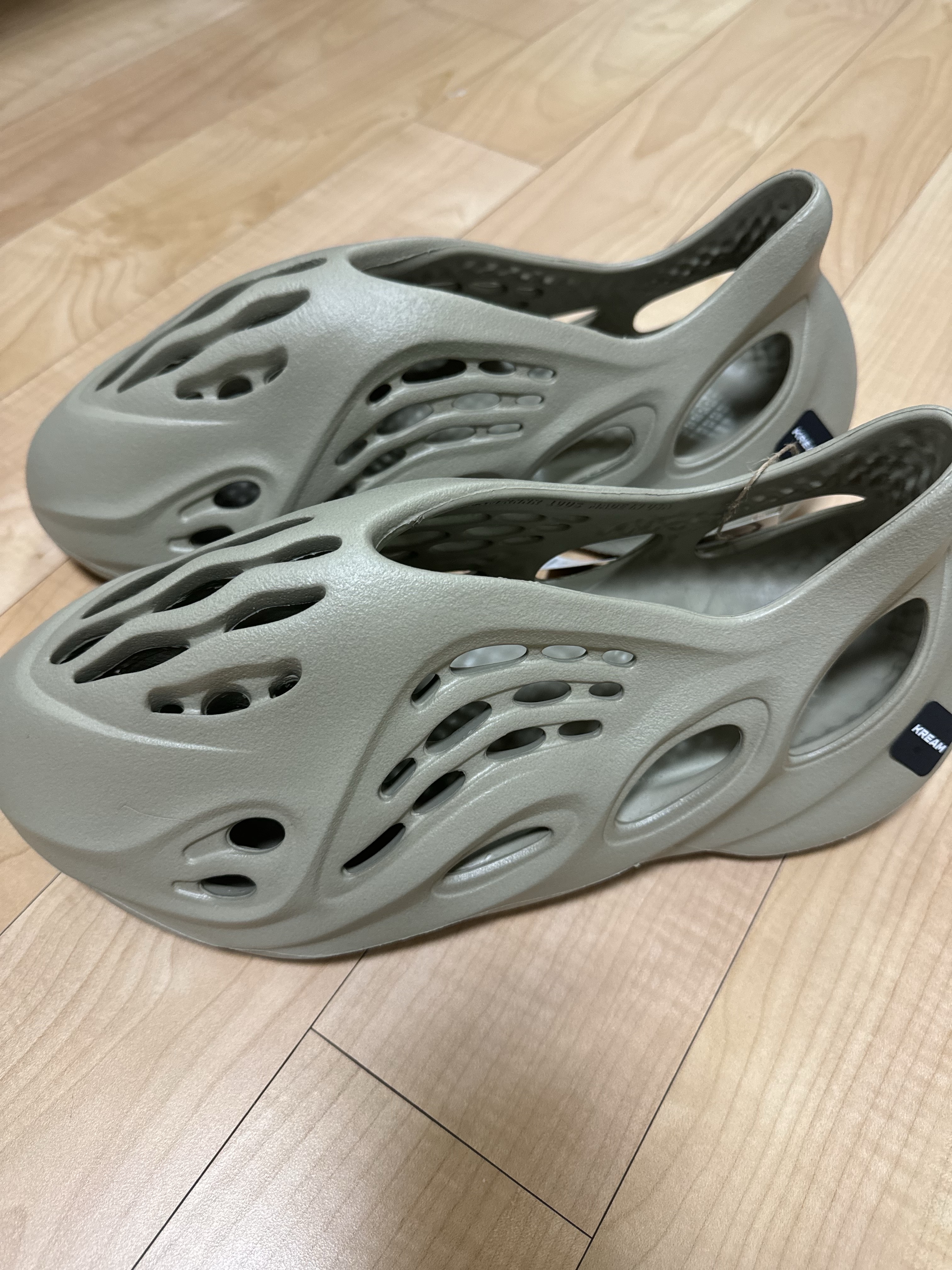 Adidas Yeezy Foam RNNR Stone Salt 착용 스타일
