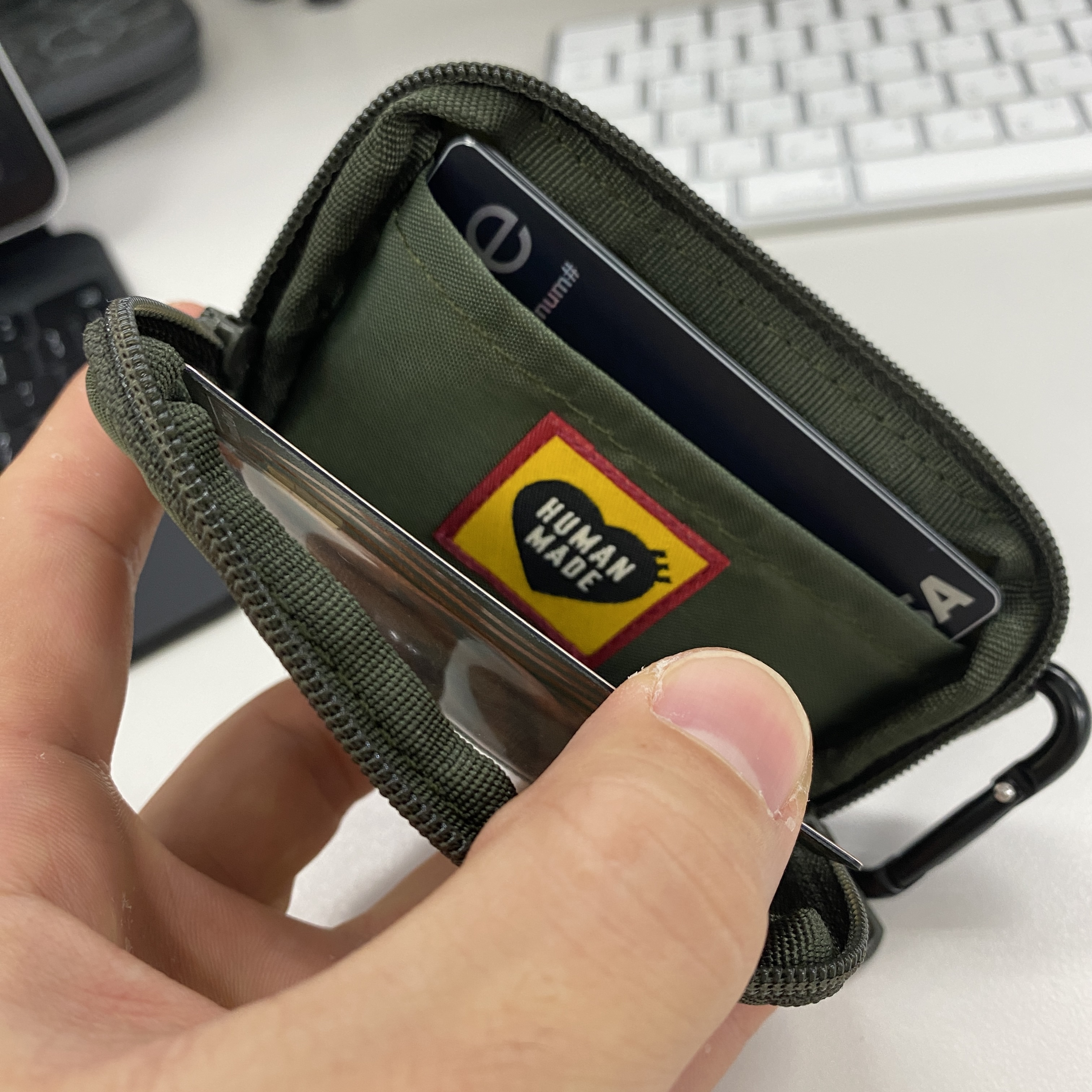 Human Made Military Card Case Olive Drab 착용 스타일 - 2