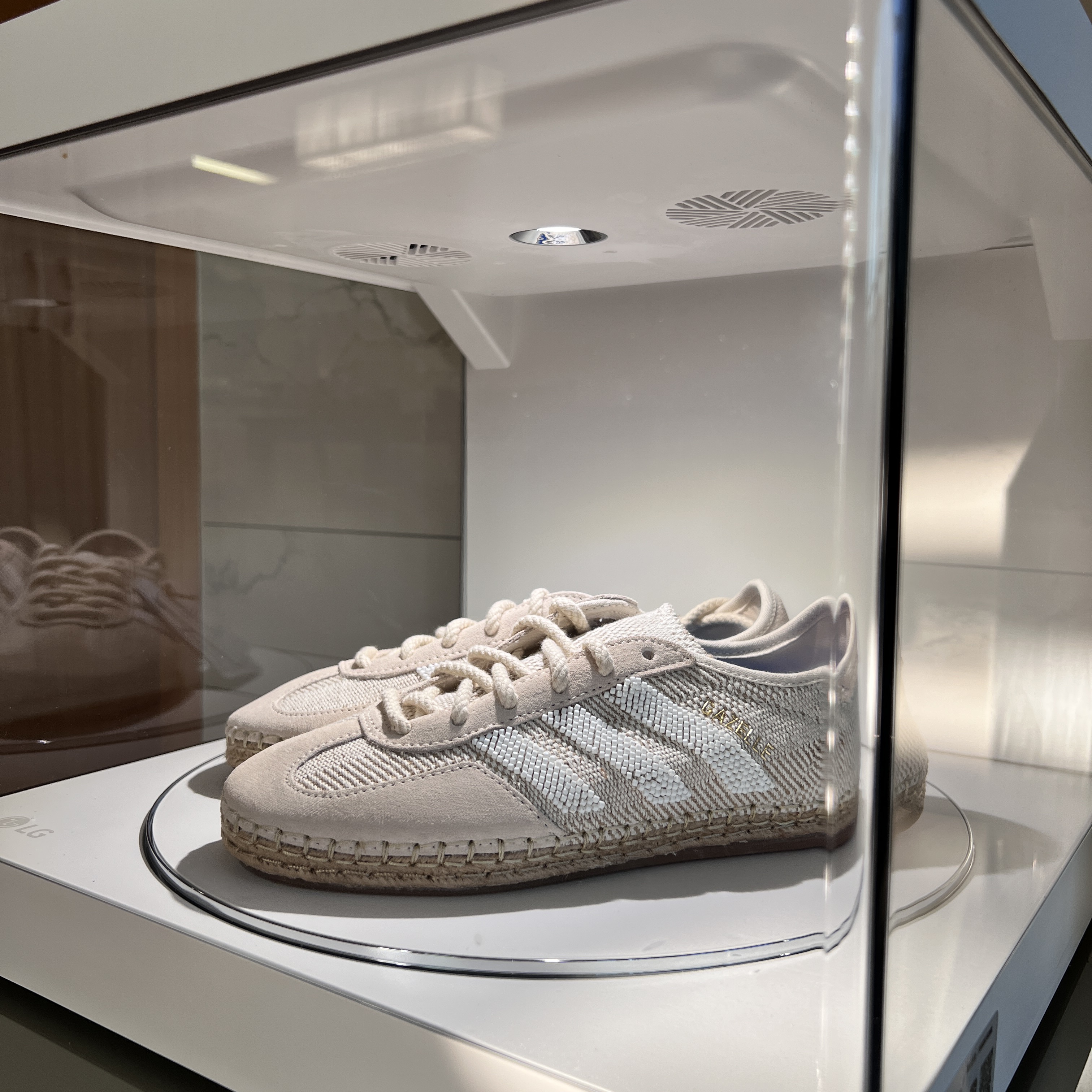 Adidas x Clot Gazelle Halo Ivory Cloud White 착용 스타일