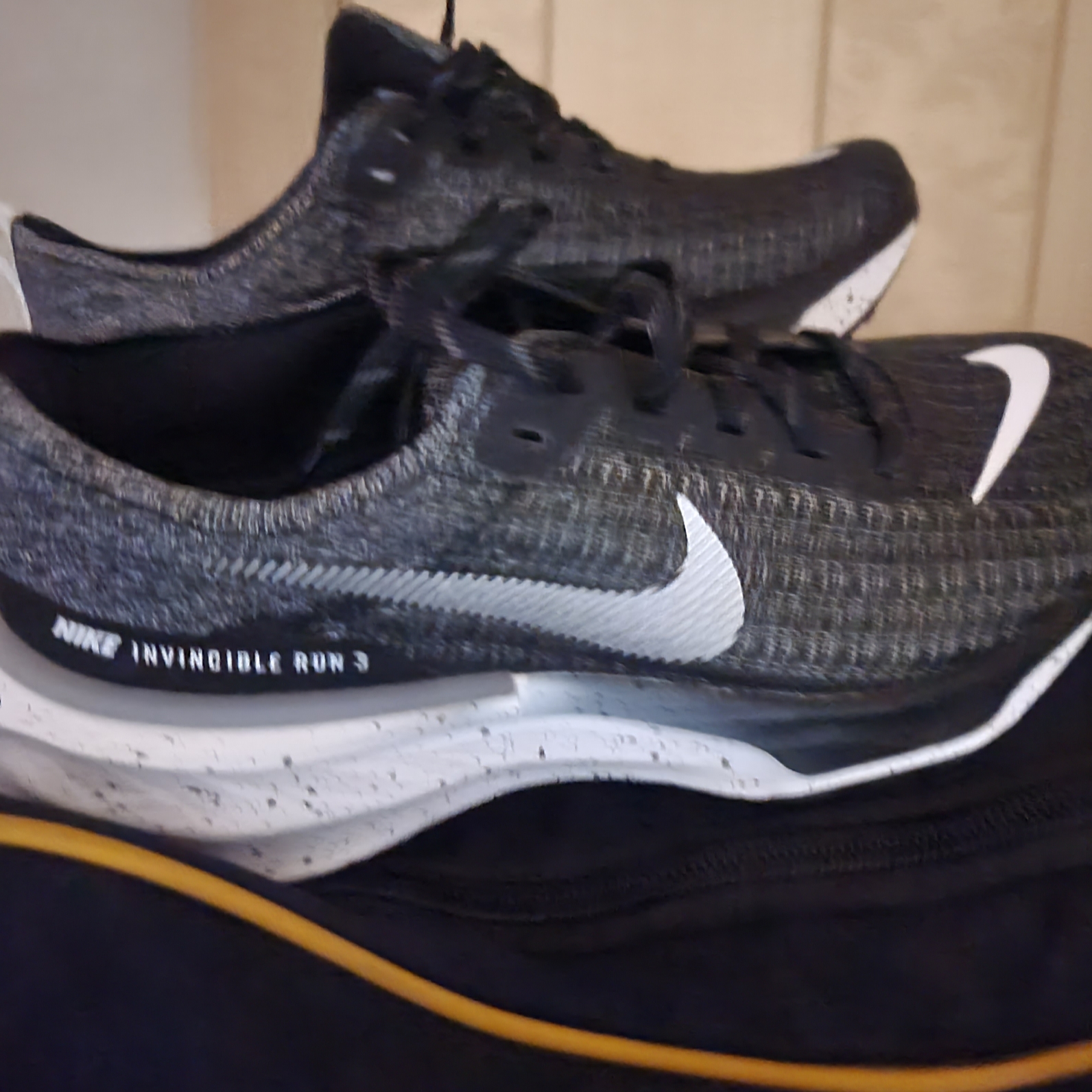 Nike ZoomX Invincible Run Flyknit 3 Black White 착용 스타일