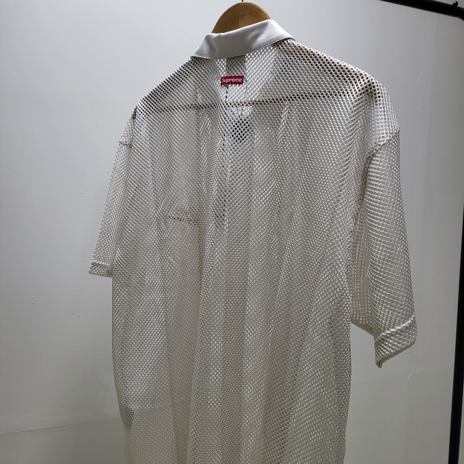 Supreme x Nike Mesh S/S Shirt White - 24SS 착용 스타일 - 2