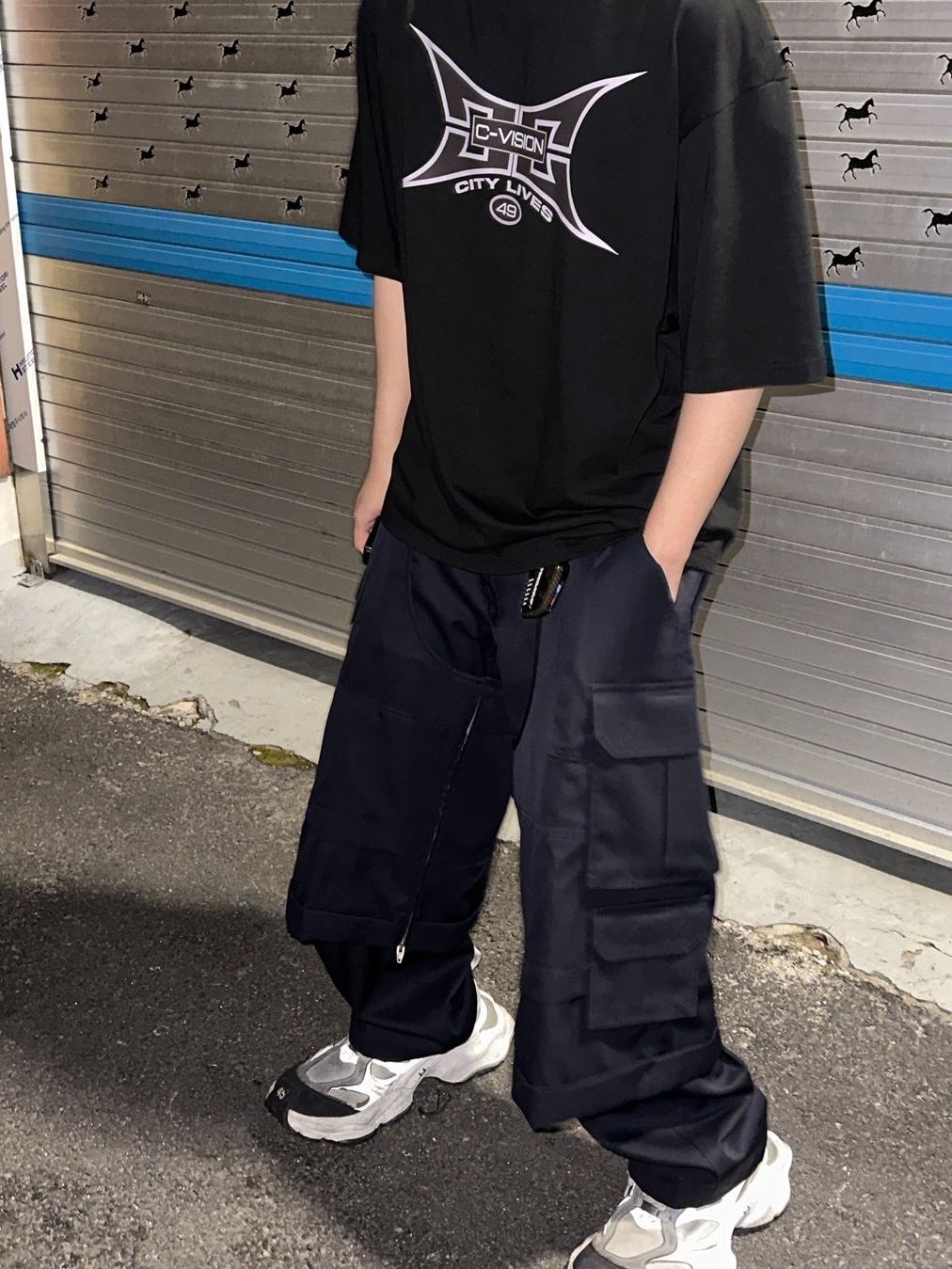 [KREAM 단독] Civision by CSC Cycles Raw Cargo Denim Pants, Civision by CSC City Lives 81 T-Shirt Navy 착용 스타일 - 4