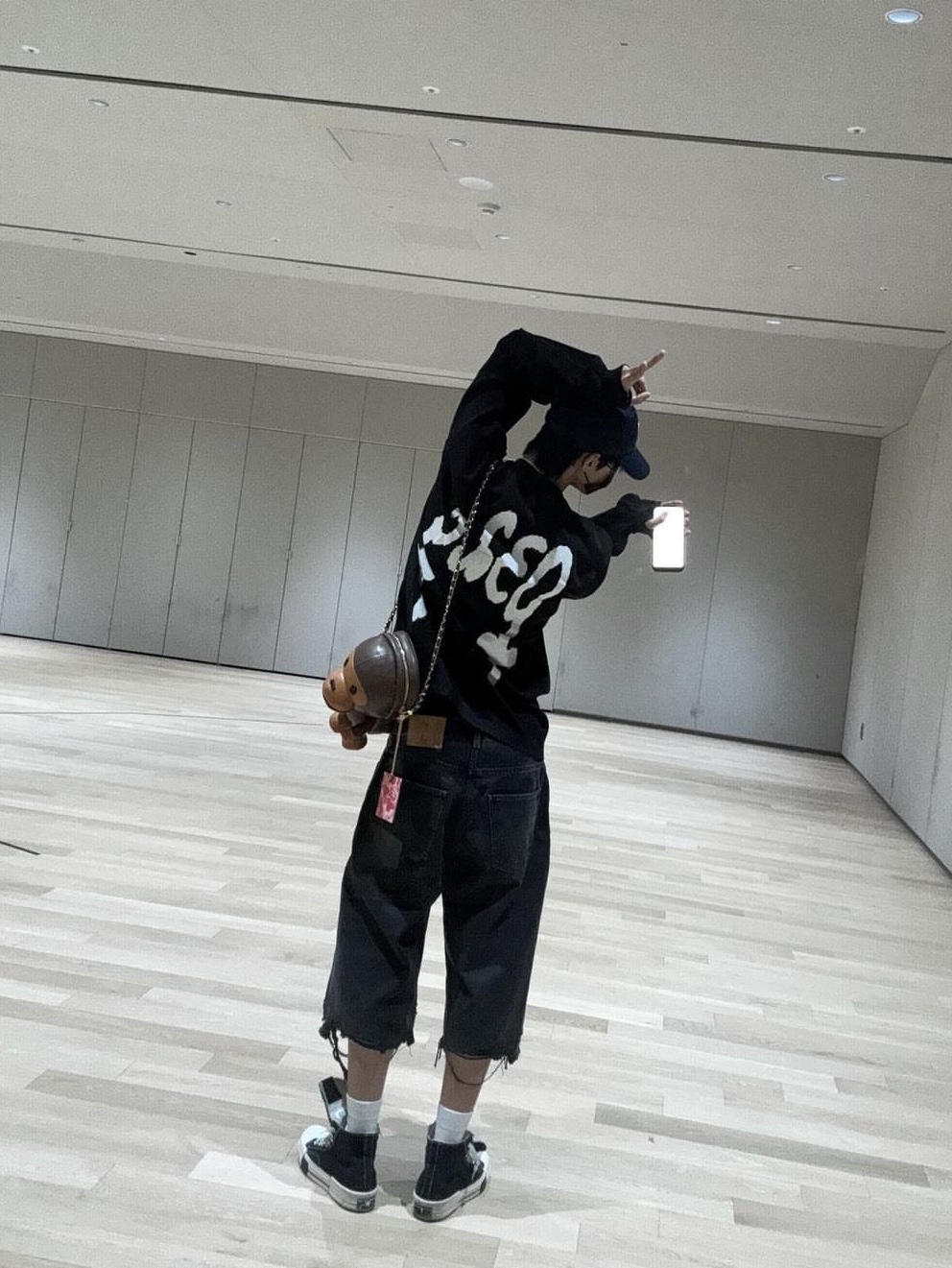 032c Mayhem Oversized Longsleeve Washed Black, Martine Rose Jean Short Black Wash Gaffer Tape 착용 스타일