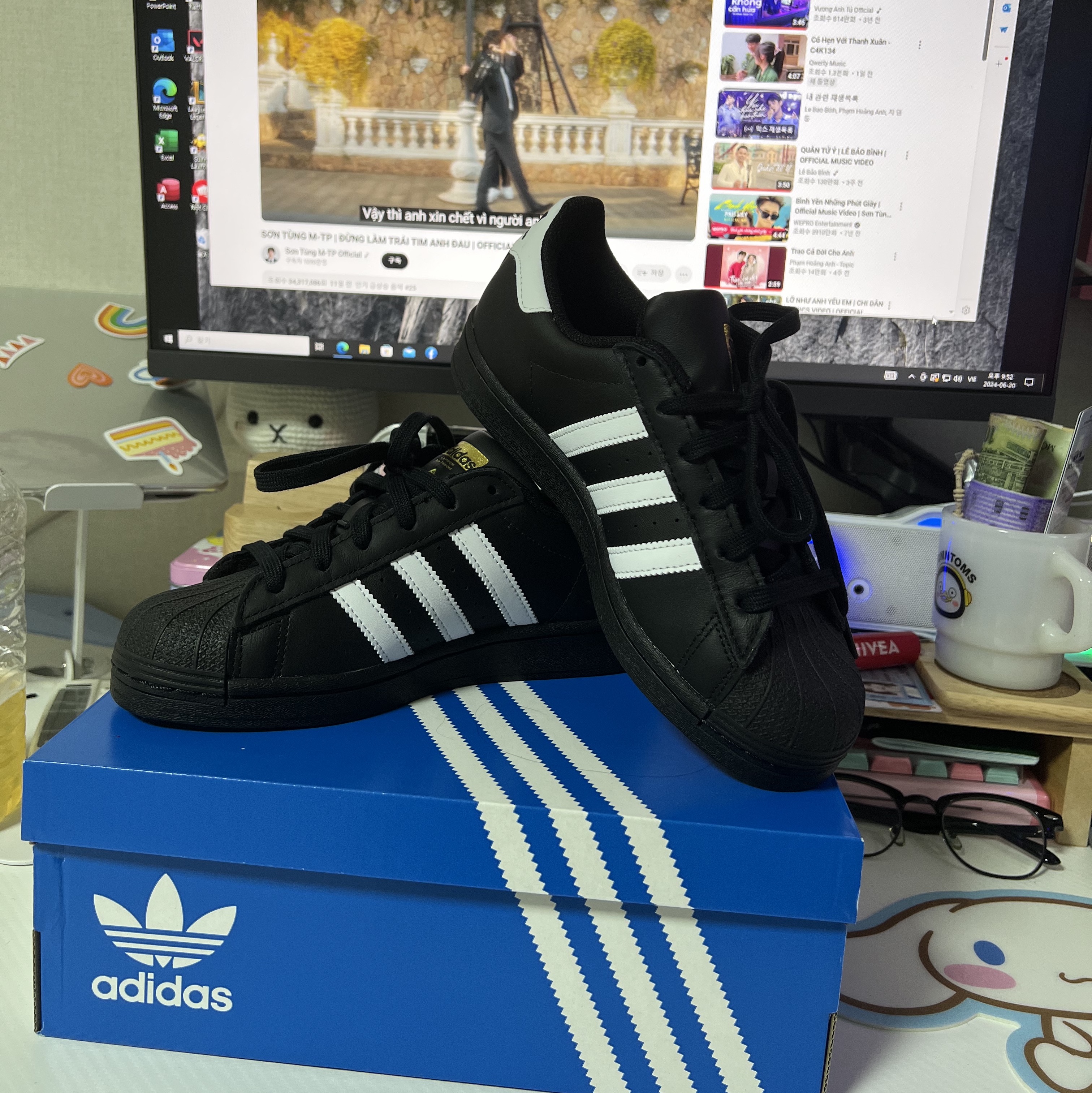 Adidas Superstar Core Black White 착용 스타일