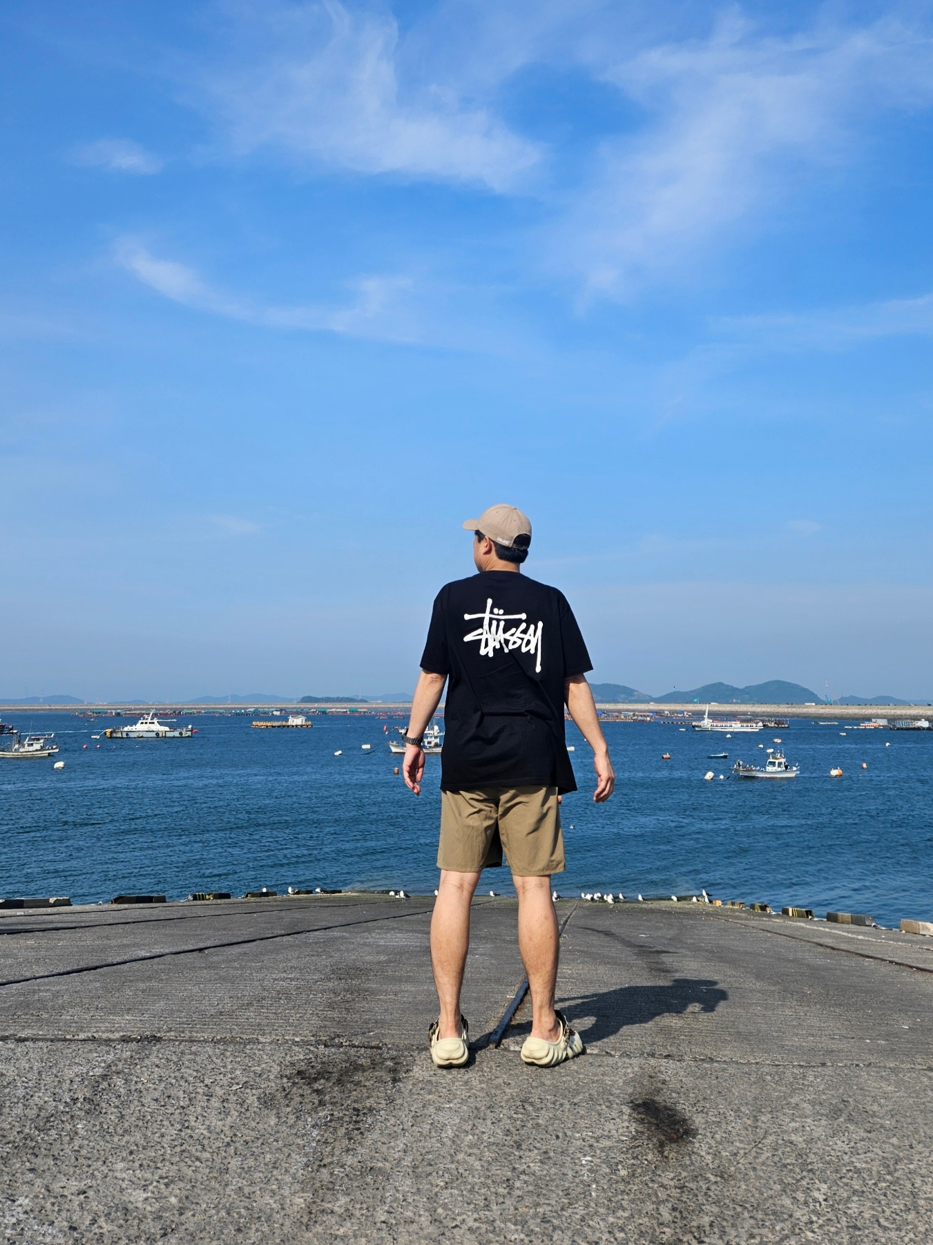 Stussy Basic Stussy T-Shirt Black 2024, 2025, Crocs Echo Clog Bone Black 착용 스타일 - 1