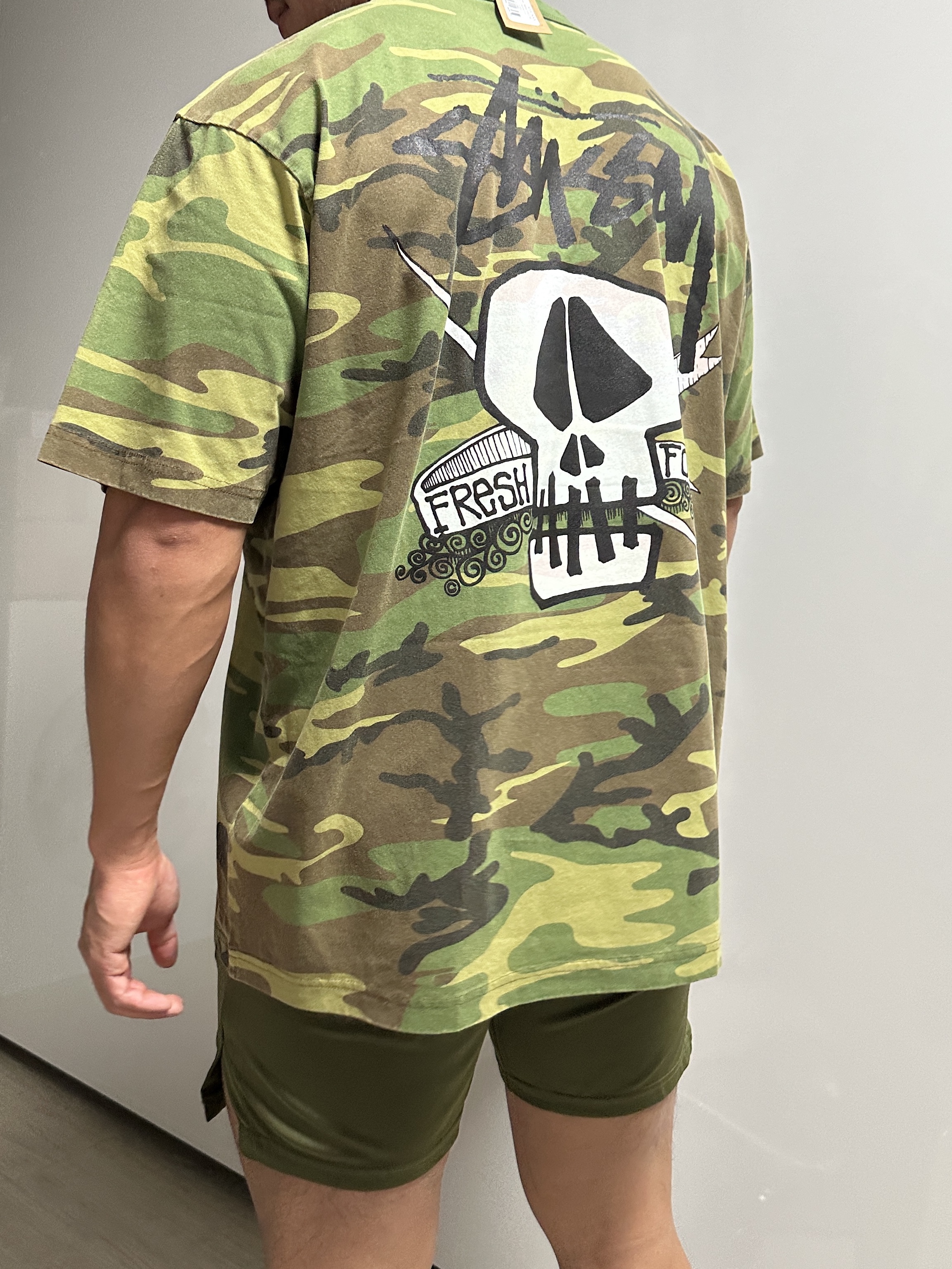 Stussy Fresh Foils T-Shirt Camo 착용 스타일