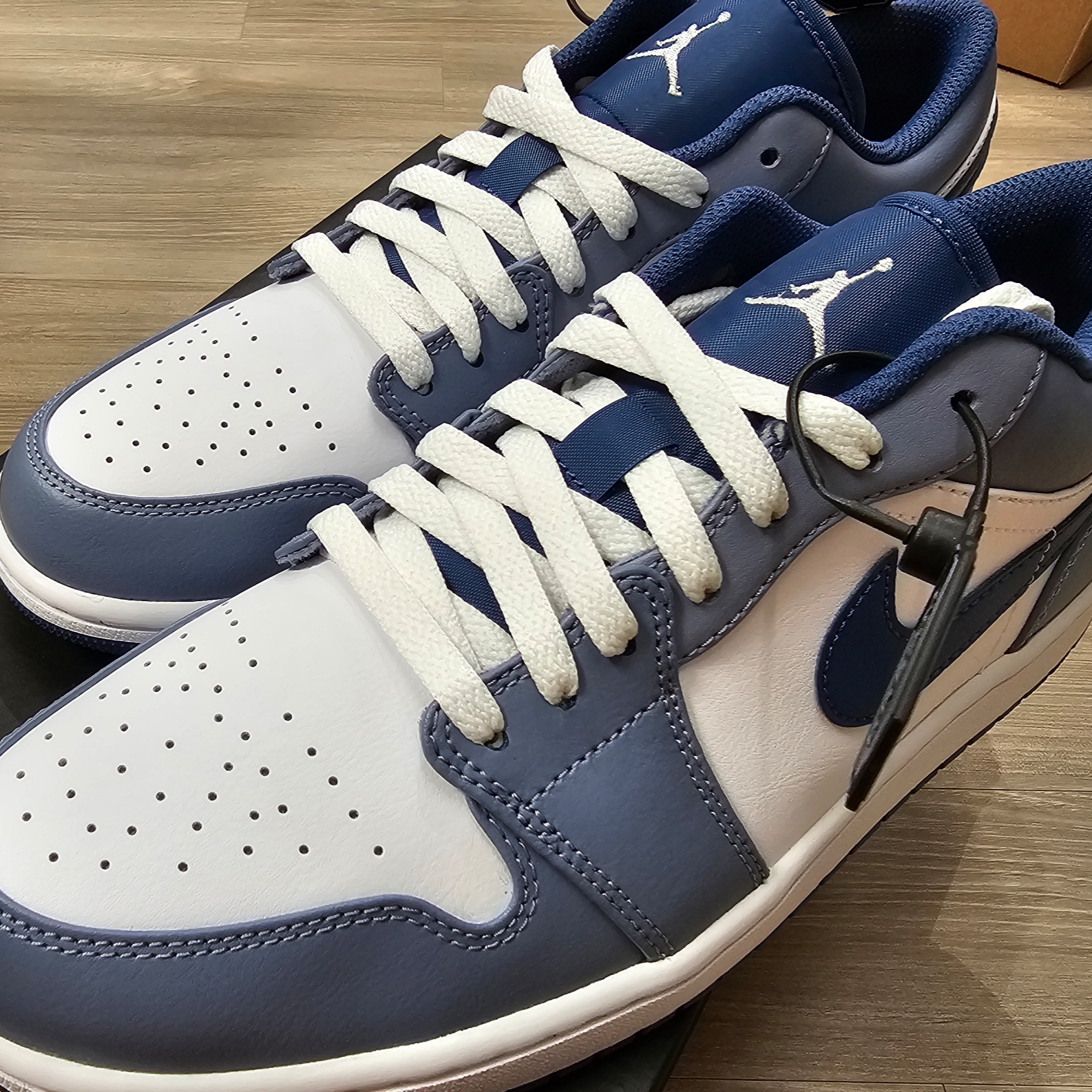 Jordan 1 Low Ashen Slate and Mystic Navy 착용 스타일