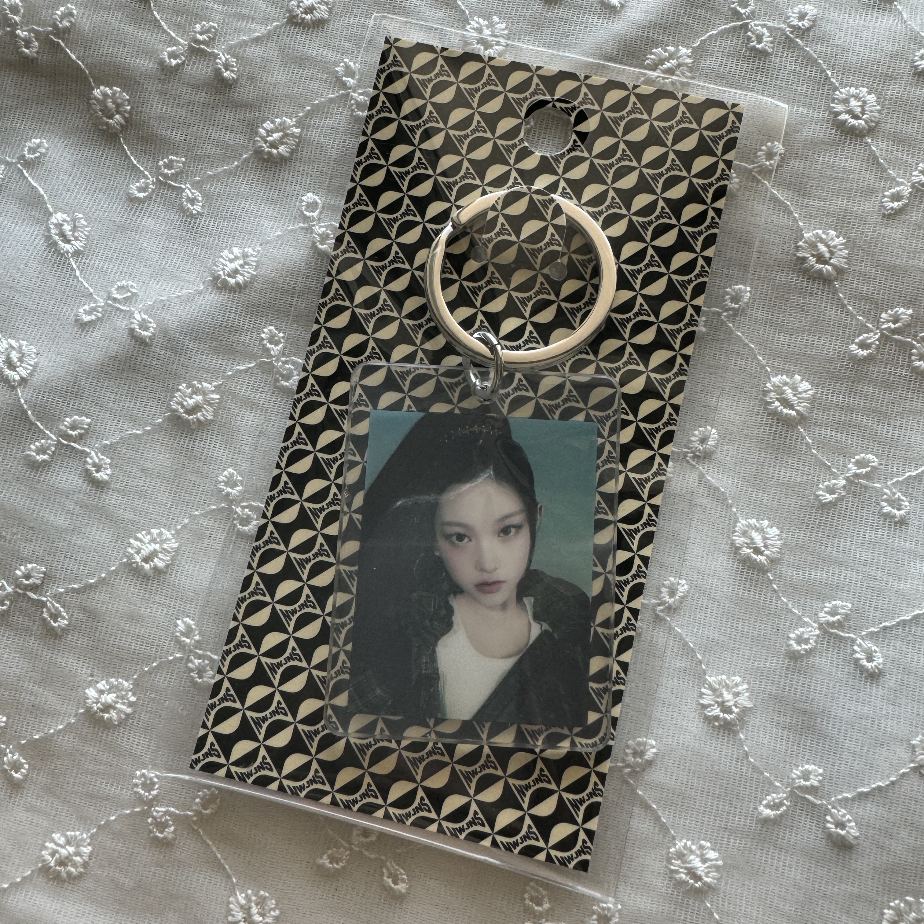 NewJeans How Sweet Acrylic Photo Keyring Haerin 착용 스타일