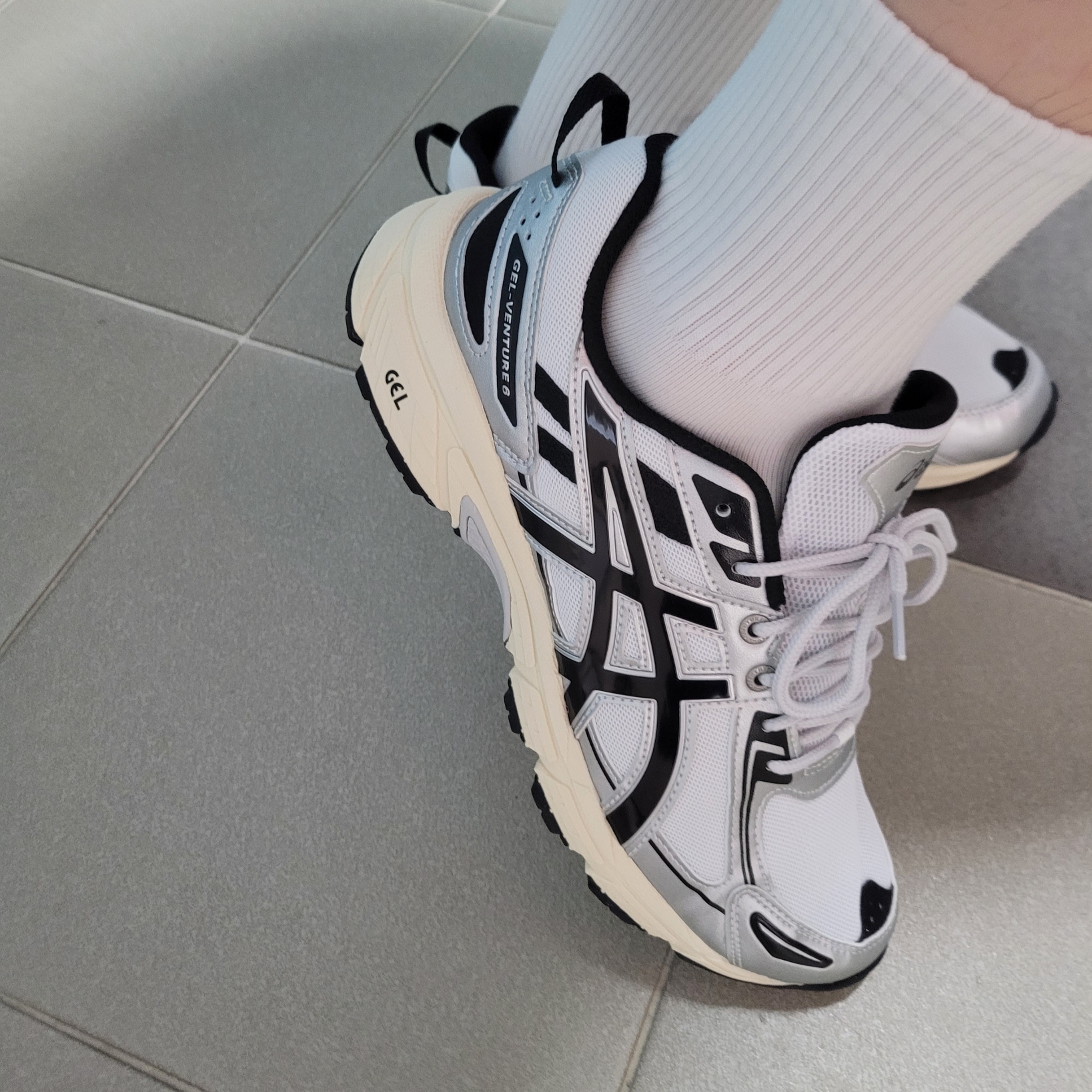 Asics Gel-Venture 6 White Black 착용 스타일