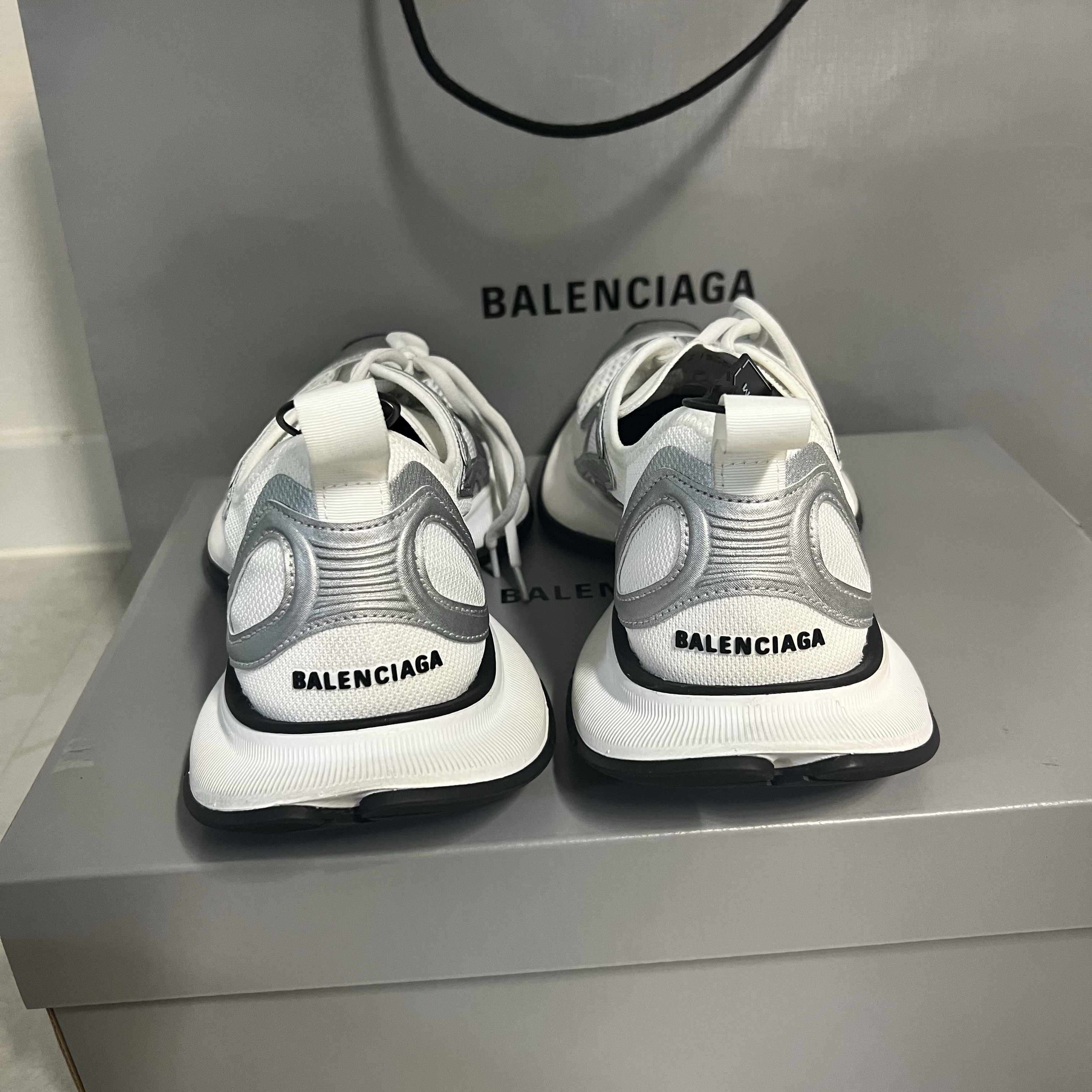 Balenciaga Circuit Sneaker White Silver 착용 스타일 - 3