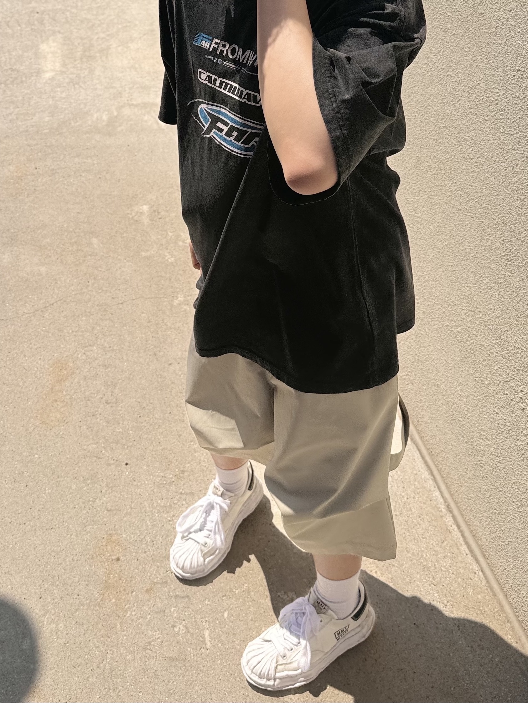 Farfromwhat Far Washed Logo T-Shirt Black, Nonnod Alpine Carpenter Shorts Beige 착용 스타일 - 2