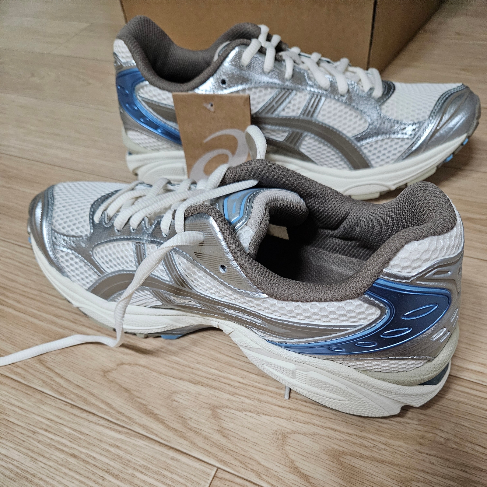 (W) Asics Gel-Kayano 14 Cream Pepper 착용 스타일 - 2