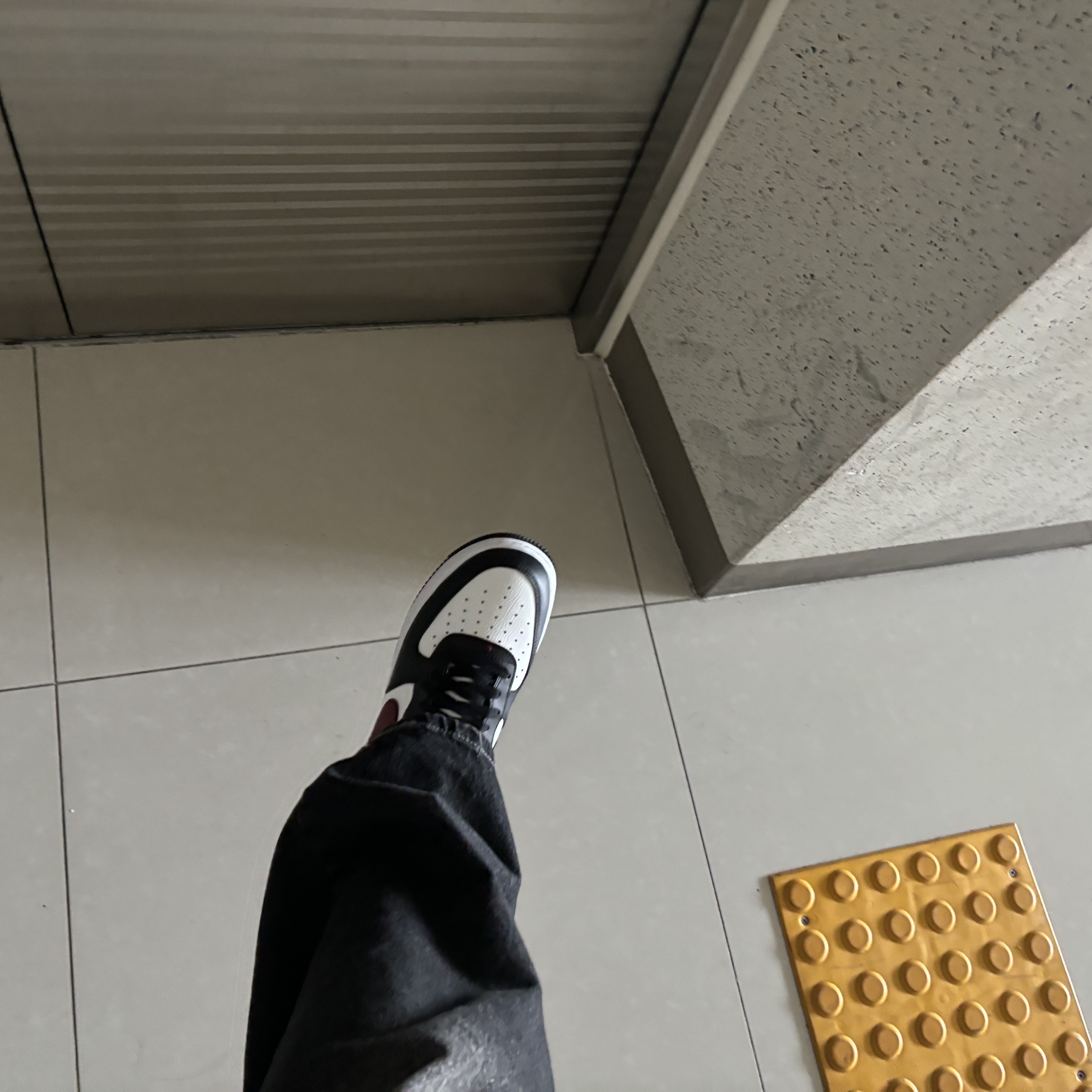 Nike Air Force 1 '07 Black Dark Team Red 착용 스타일 - 2