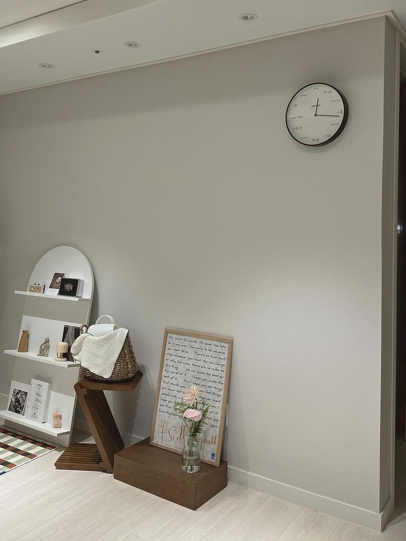 Say Touche Quiz Wall Clock White 착용 스타일