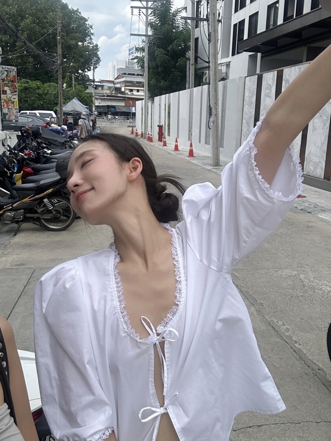 [KREAM 단독] Maison Cleo Women Agnes Blouse White 착용 스타일 - 1
