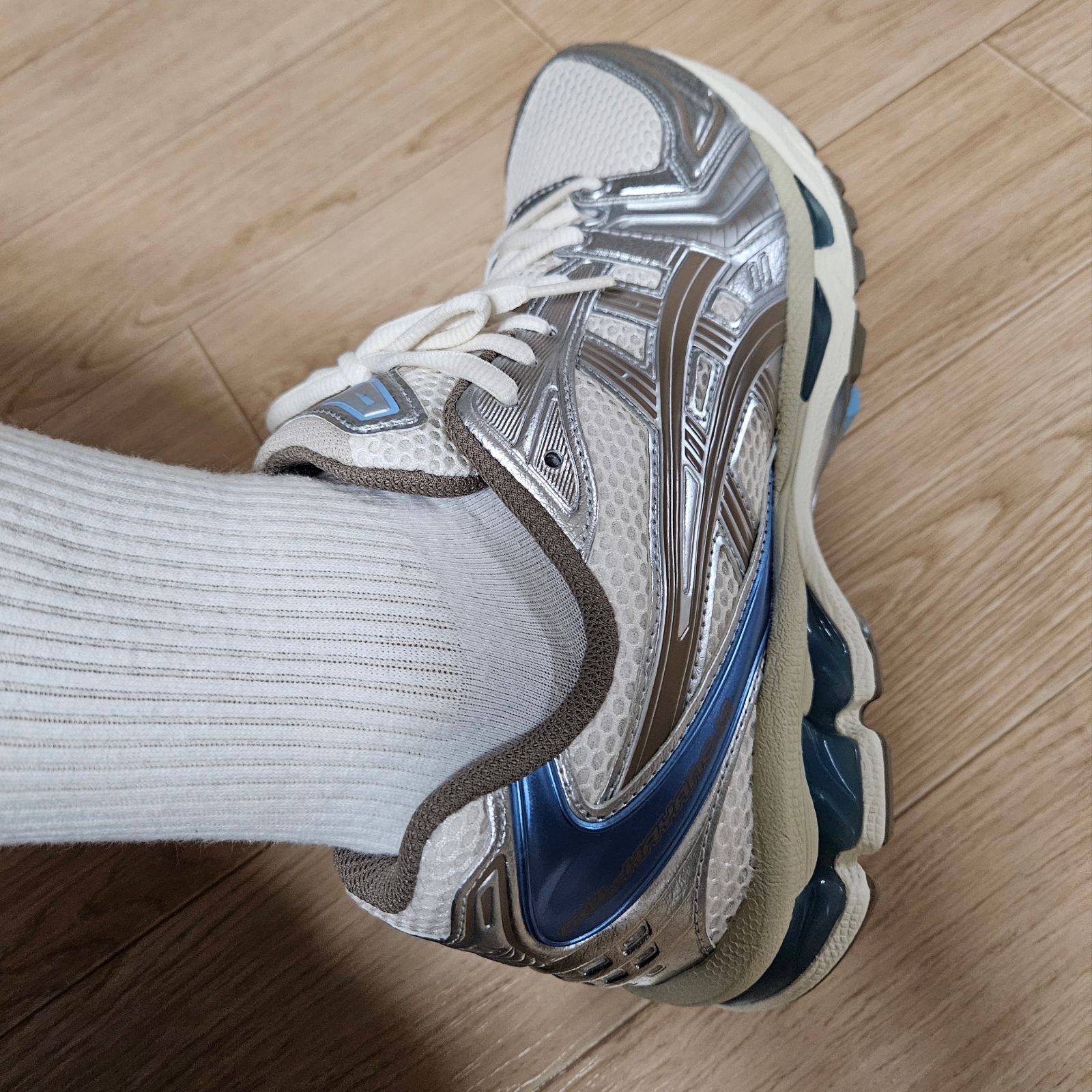 (W) Asics Gel-Kayano 14 Cream Pepper 착용 스타일 - 1