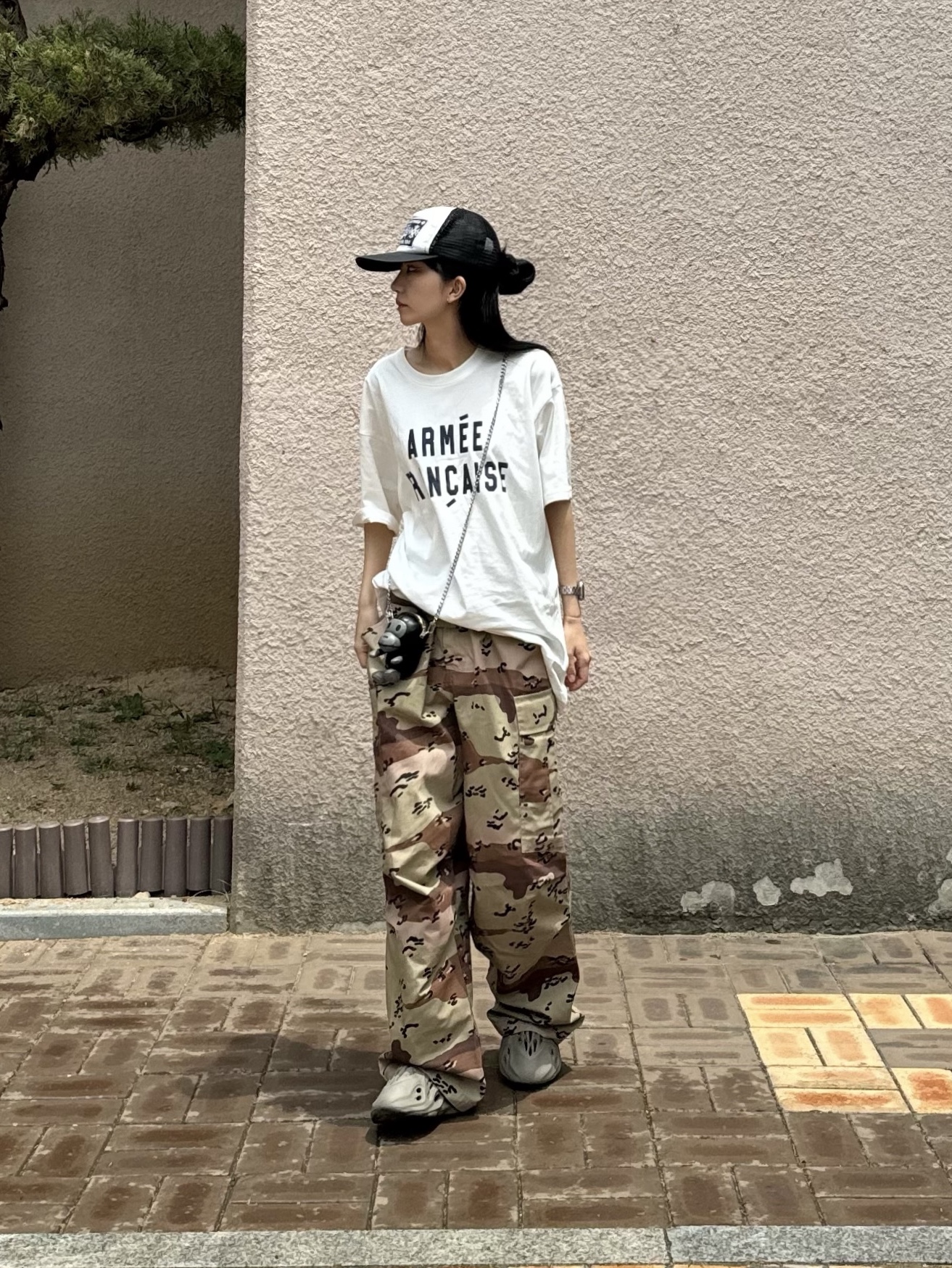 Adidas Yeezy Foam RNNR Stone Sage, BAPE Baby Milo Mini Shoulder Bag Black 착용 스타일 - 4