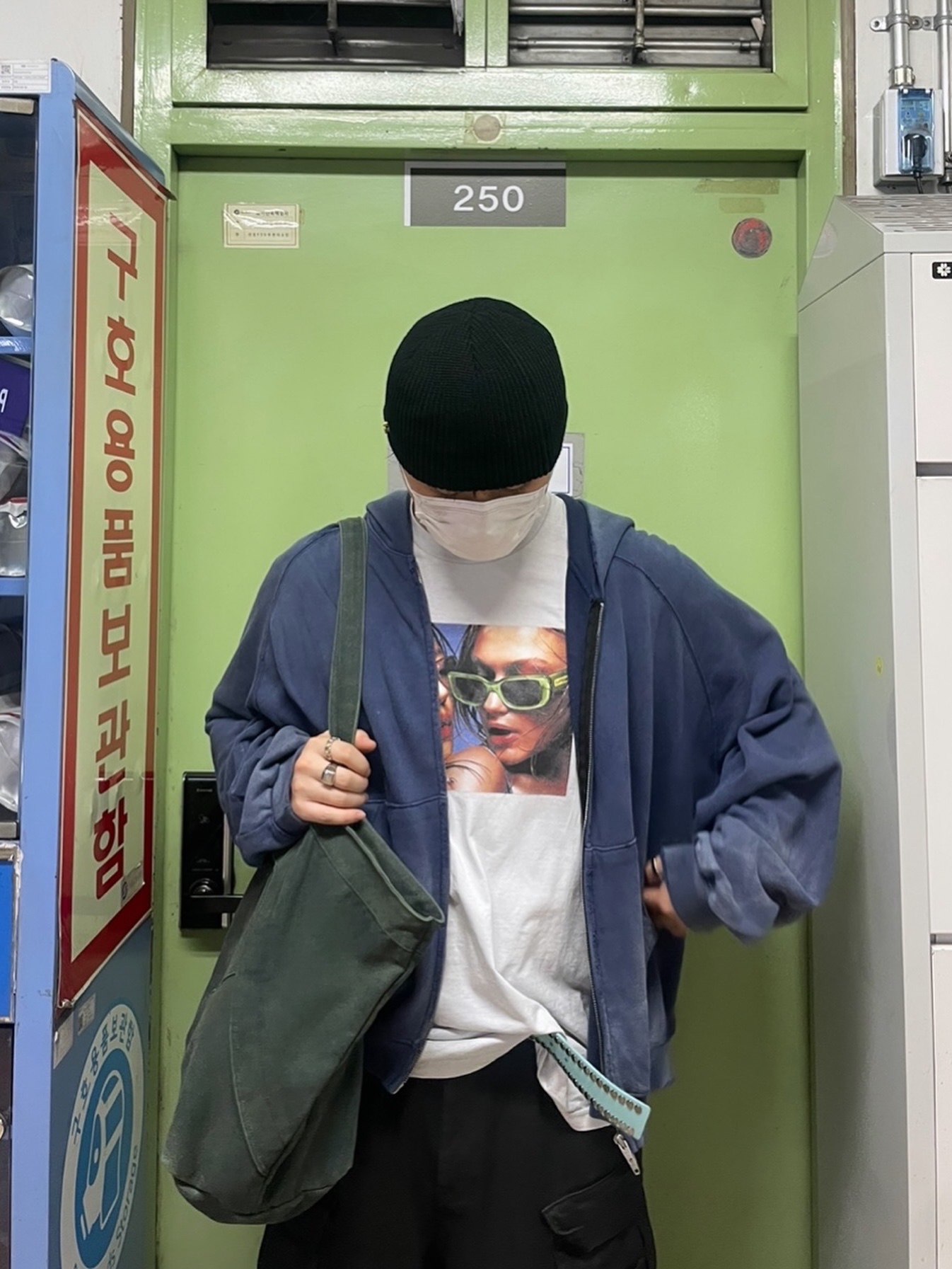 Farfromwhat Far Washed Hoodie Zip Up Black, Project G/R Oversized Convertible Cargo Pants Coated Black 착용 스타일 - 3