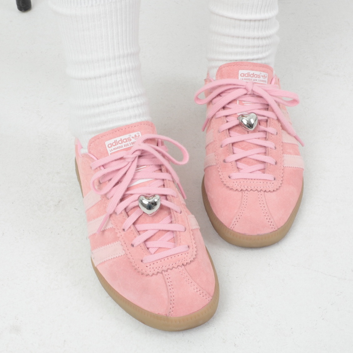 Adidas Bermuda Glow Pink 착용 스타일 - 1